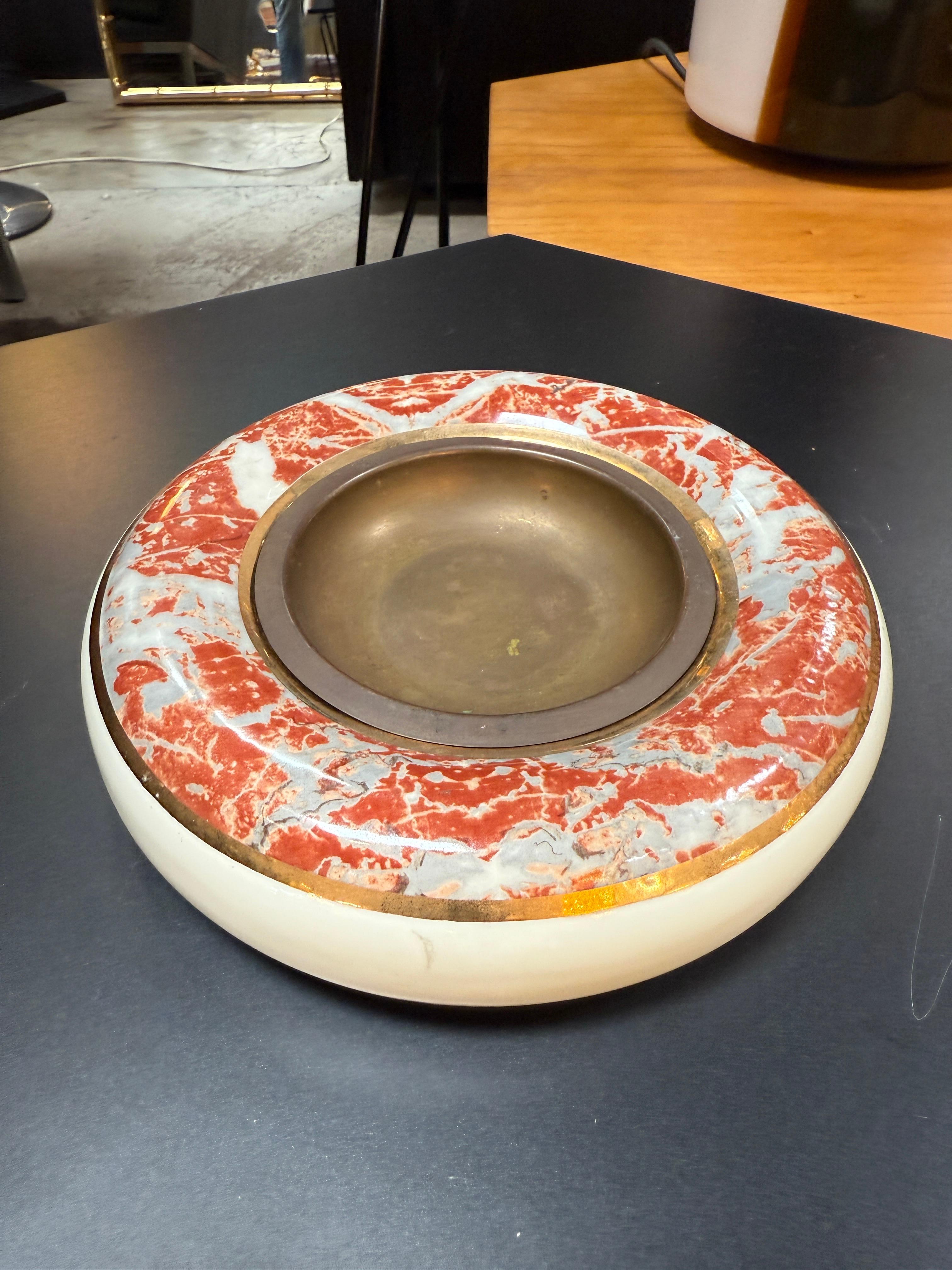 Tomaso Barbi Cuenco centro de mesa de cerámica y latón con esmalte marmolizado rojo Moderno en venta