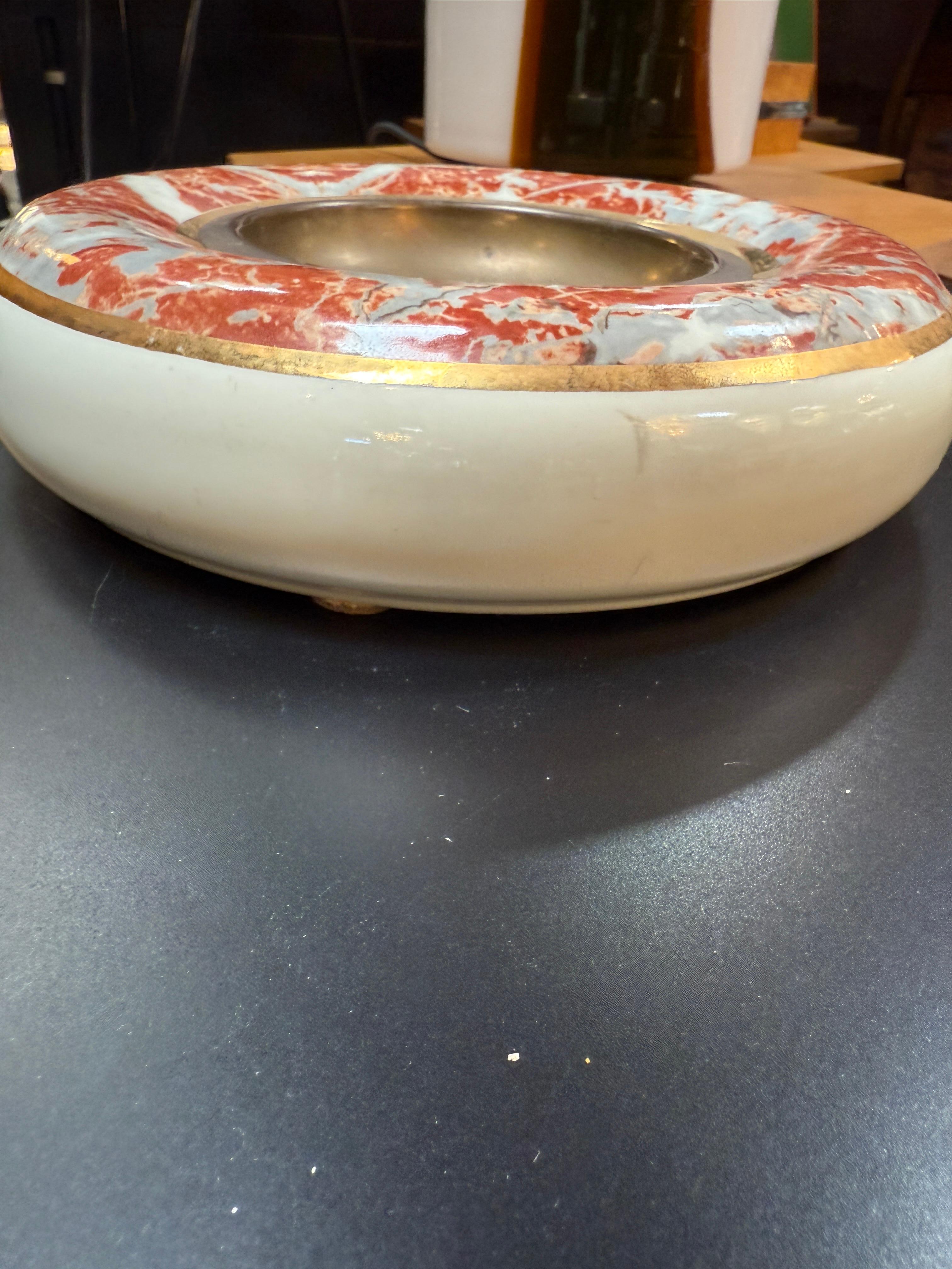 Tomaso Barbi Cuenco centro de mesa de cerámica y latón con esmalte marmolizado rojo en Bueno estado para la venta en Los Angeles, CA