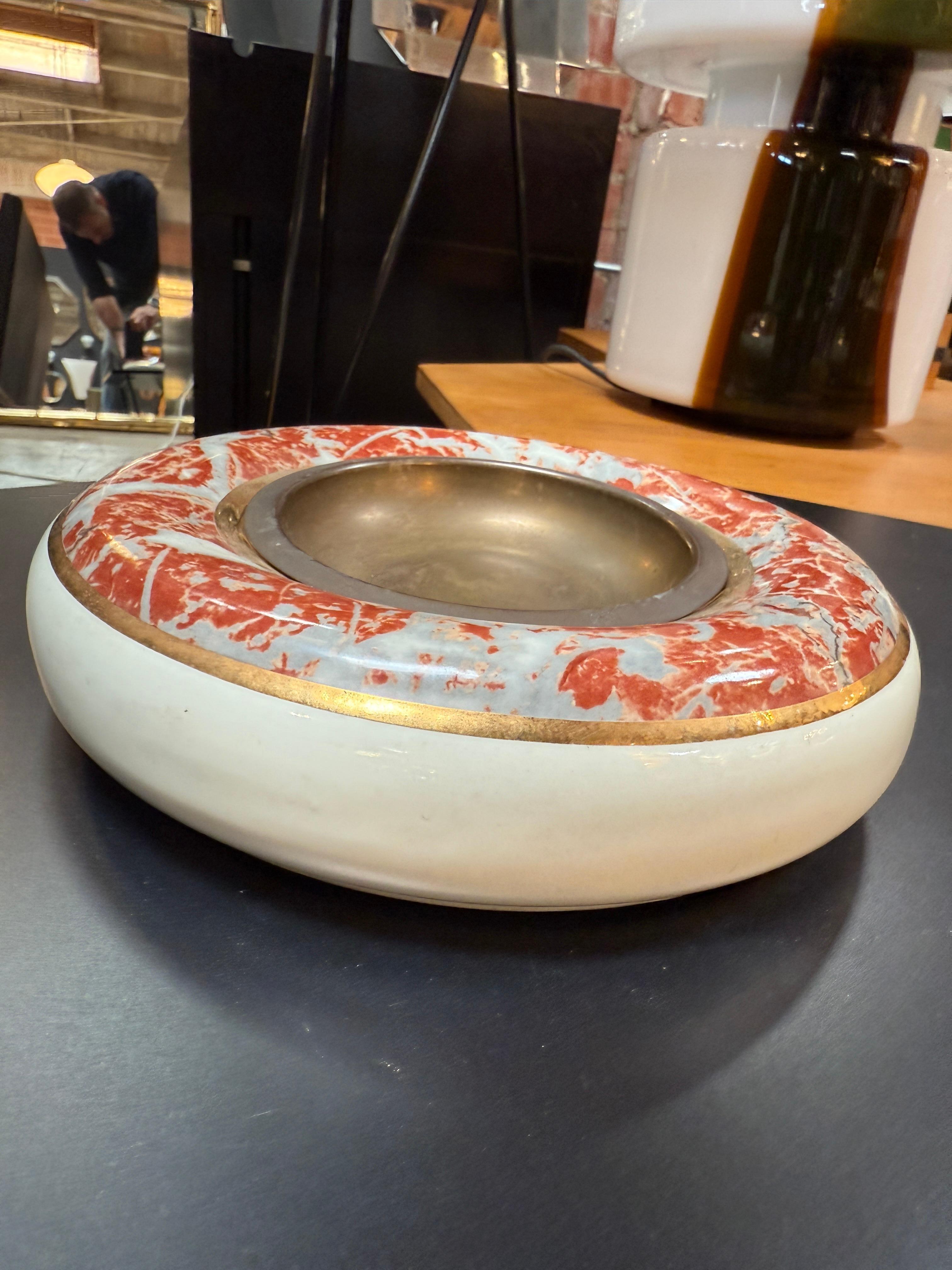 Tomaso Barbi Cuenco centro de mesa de cerámica y latón con esmalte marmolizado rojo Cerámico en venta