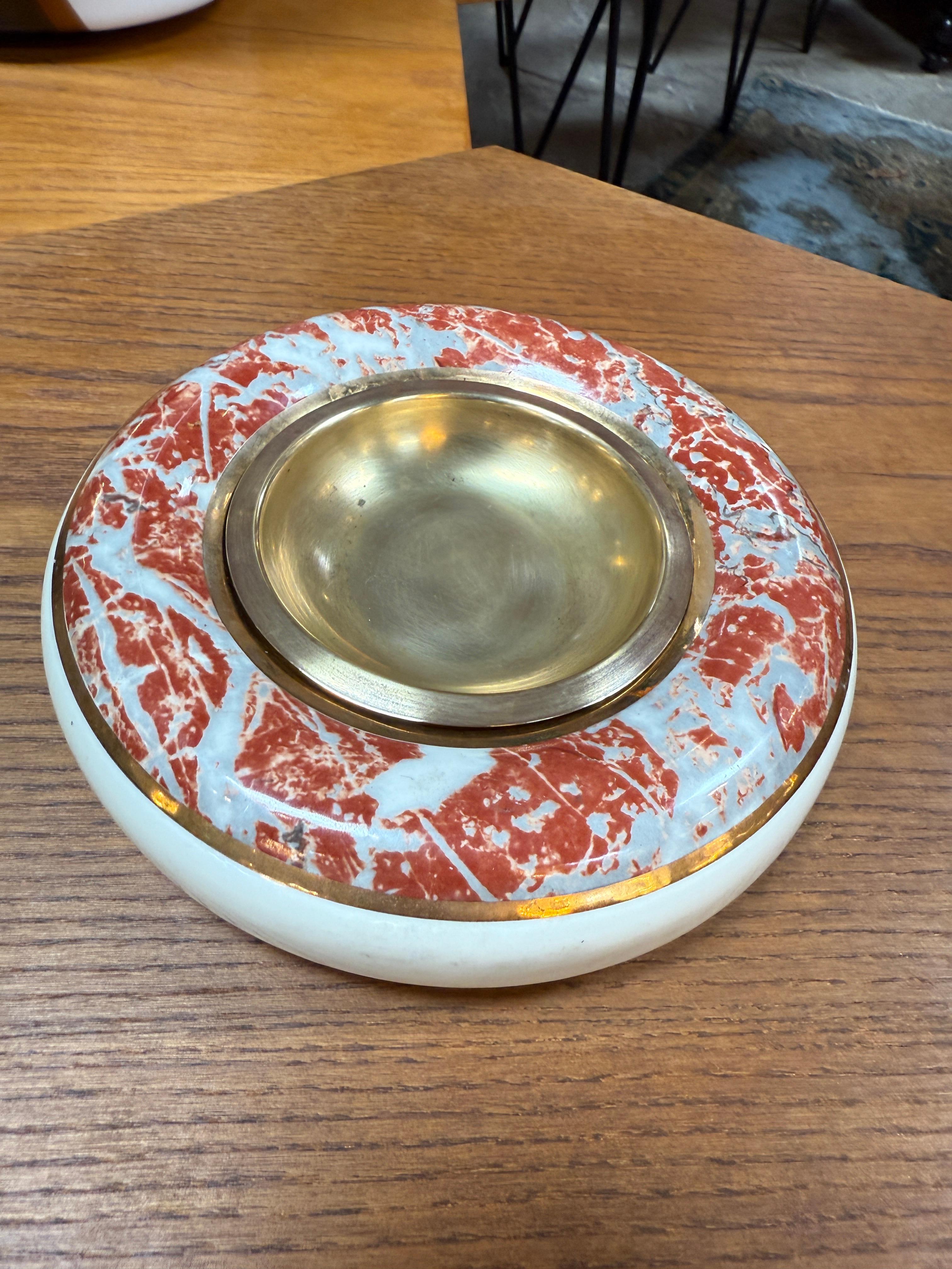 Tomaso Barbi Cuenco centro de mesa de cerámica y latón con esmalte marmolizado rojo en venta 1