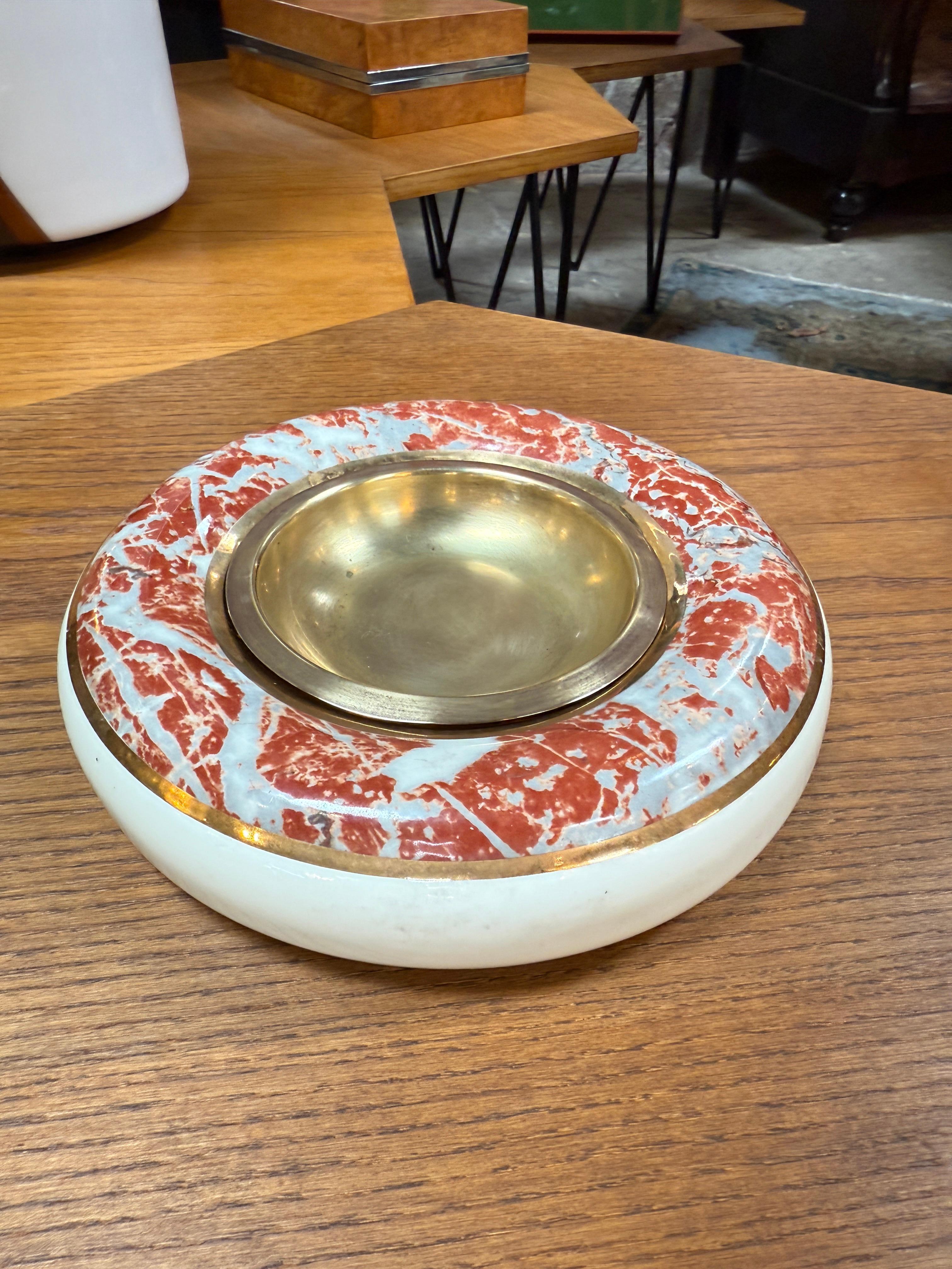 Tomaso Barbi Cuenco centro de mesa de cerámica y latón con esmalte marmolizado rojo en venta 2