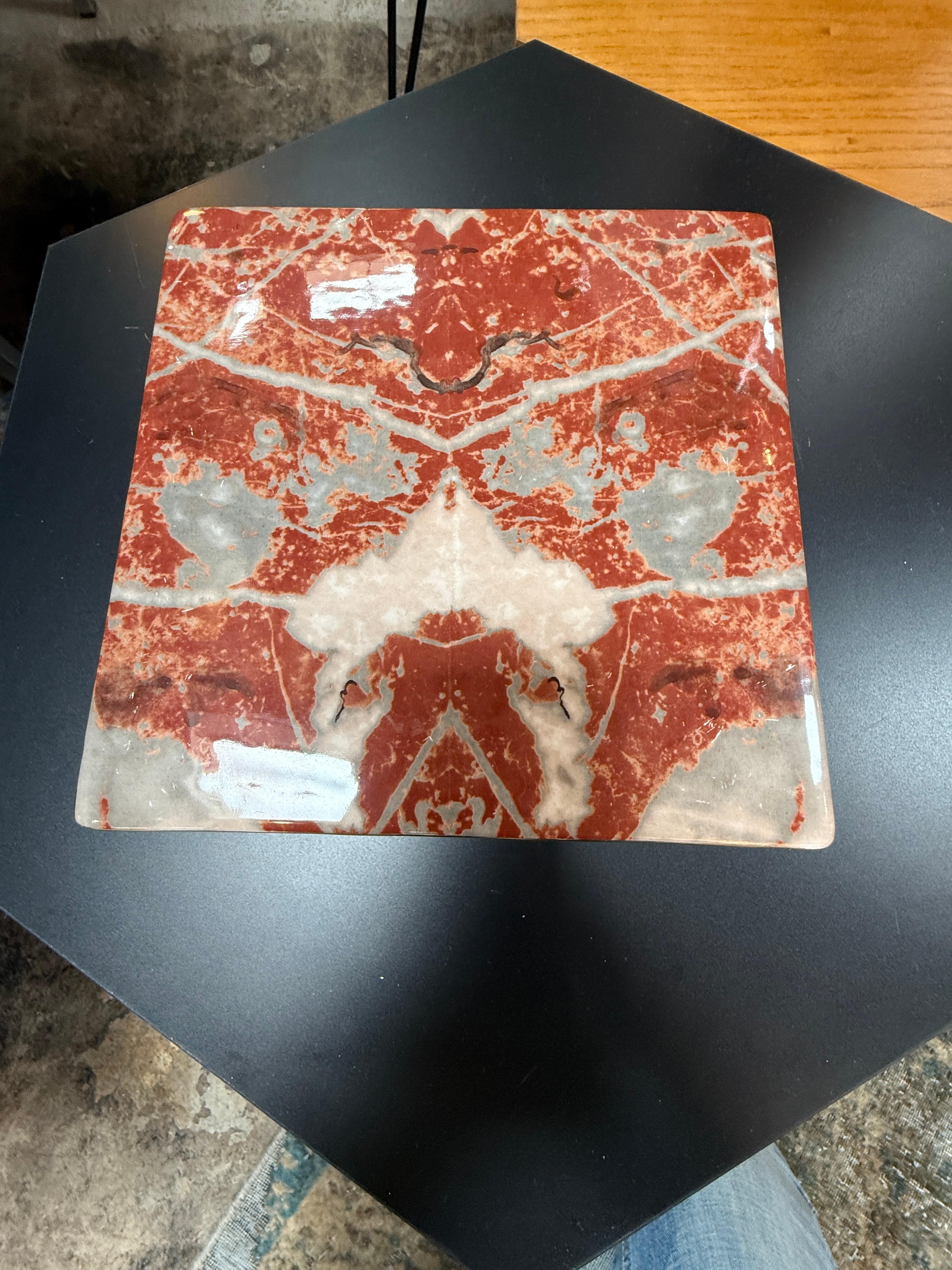 Caja con tapa de cerámica Tommaso Barbi con esmalte marmolizado rojo y detalles dorados Italiano en venta