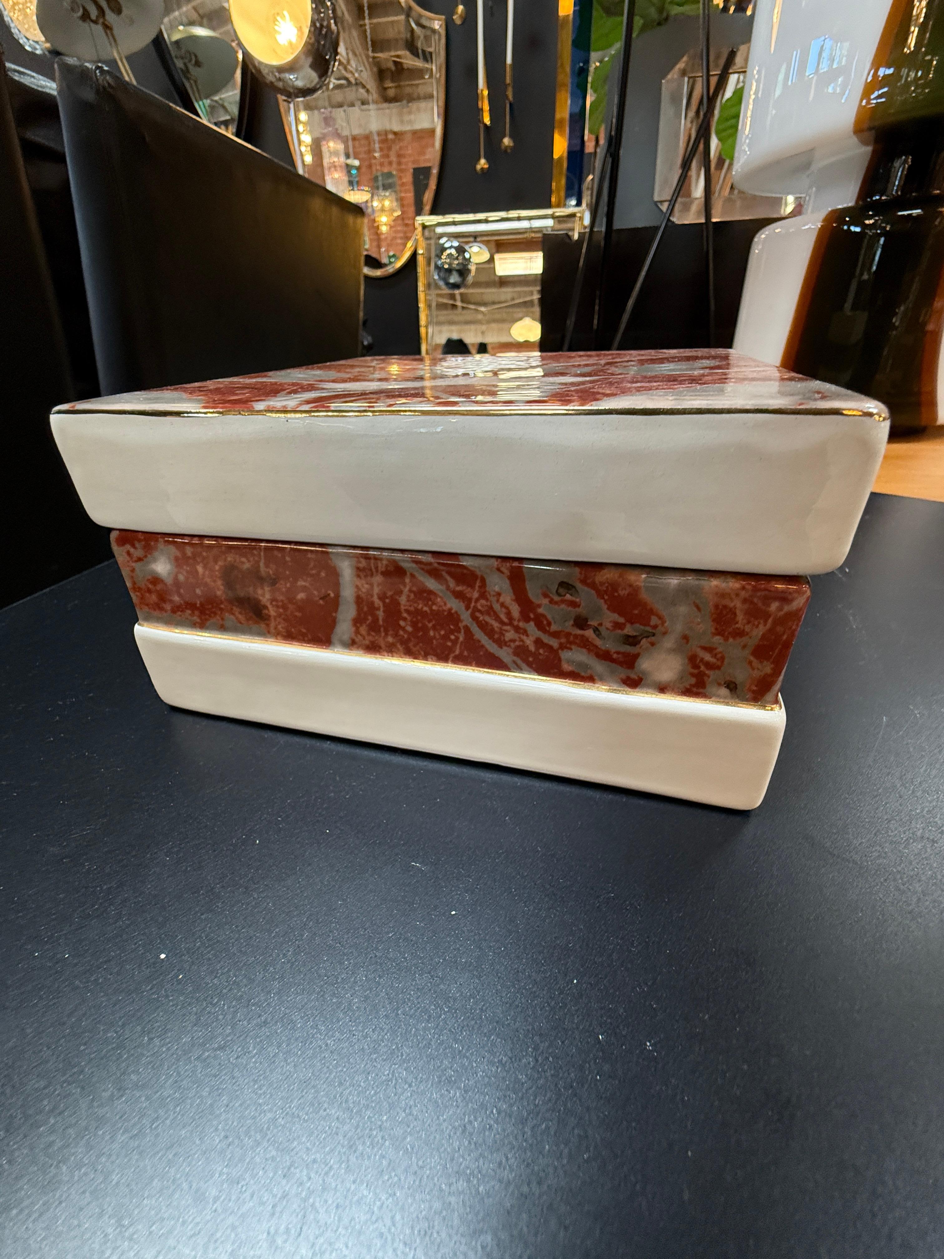 Caja con tapa de cerámica Tommaso Barbi con esmalte marmolizado rojo y detalles dorados en Bueno estado para la venta en Los Angeles, CA