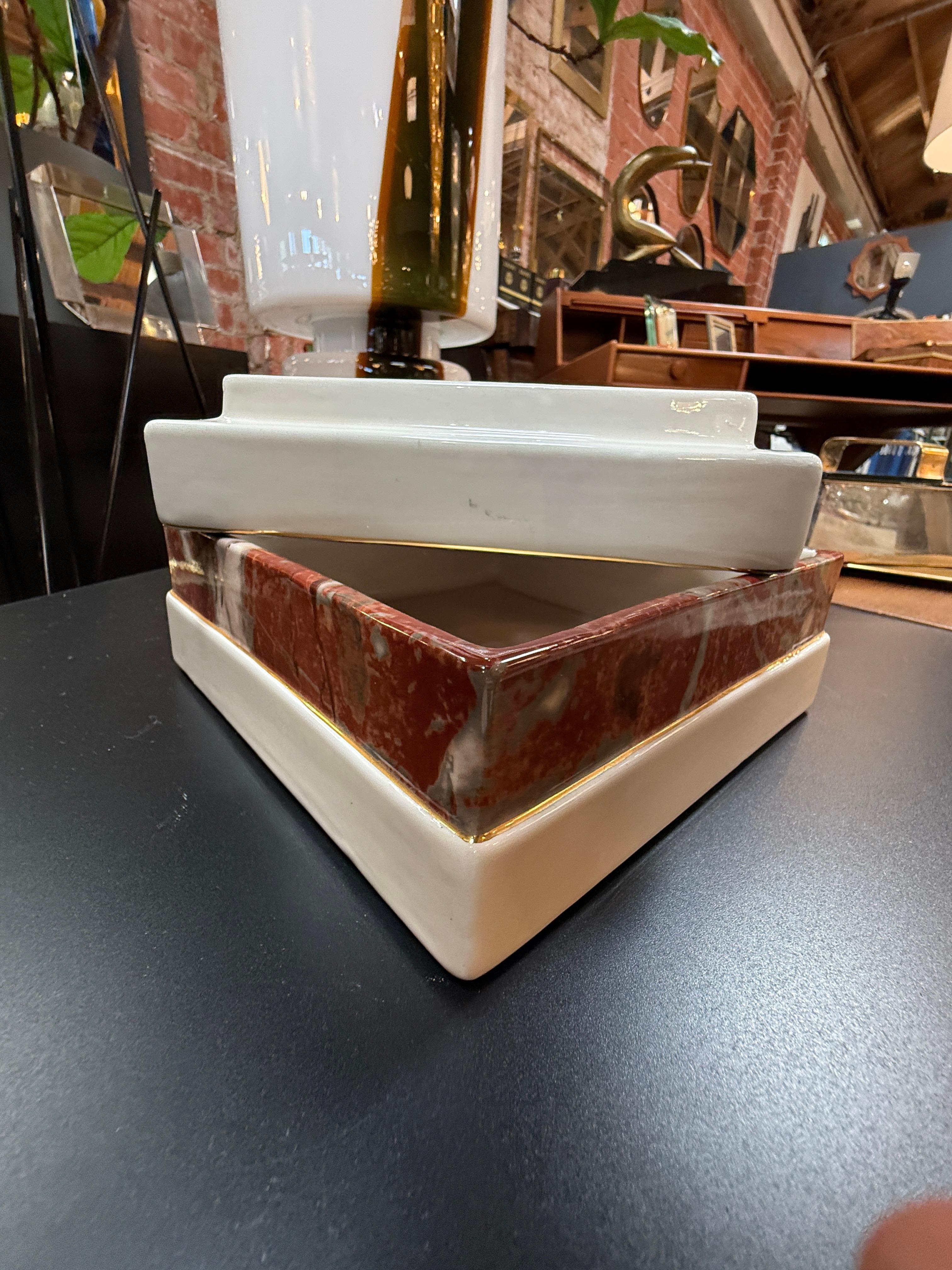 Caja con tapa de cerámica Tommaso Barbi con esmalte marmolizado rojo y detalles dorados Cerámico en venta