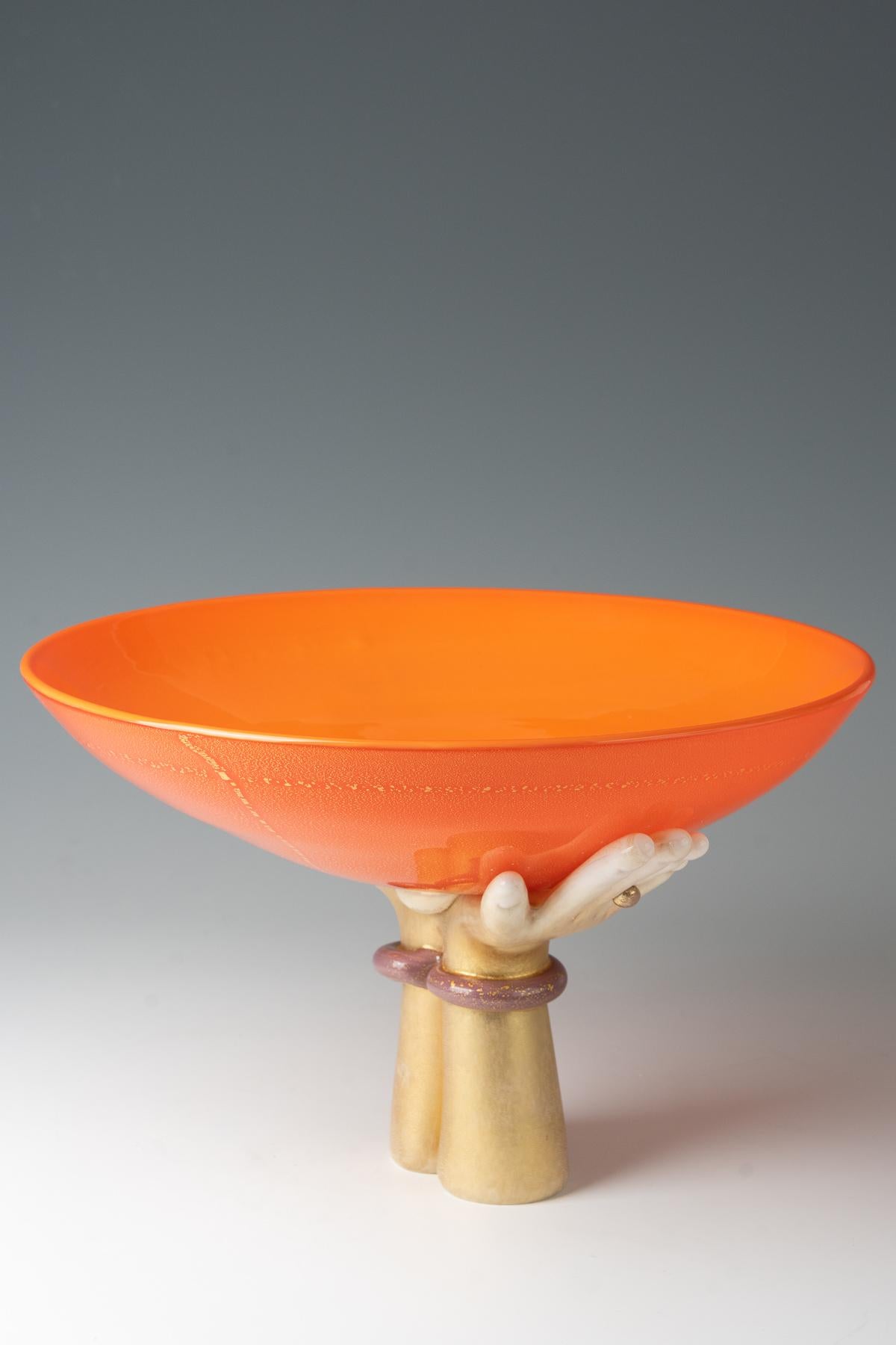 Tomaso Buzzi, una rara 'Coppa delle Mani', modello No. 3416
Model No. 3416
vetro di Laguna con foglia d'oro applicata
realizzato da A.I.C., Murano, Italia
22 x 34 cm (diametro) 
firmato con timbro ad acido su due righe all'interno della ciotola