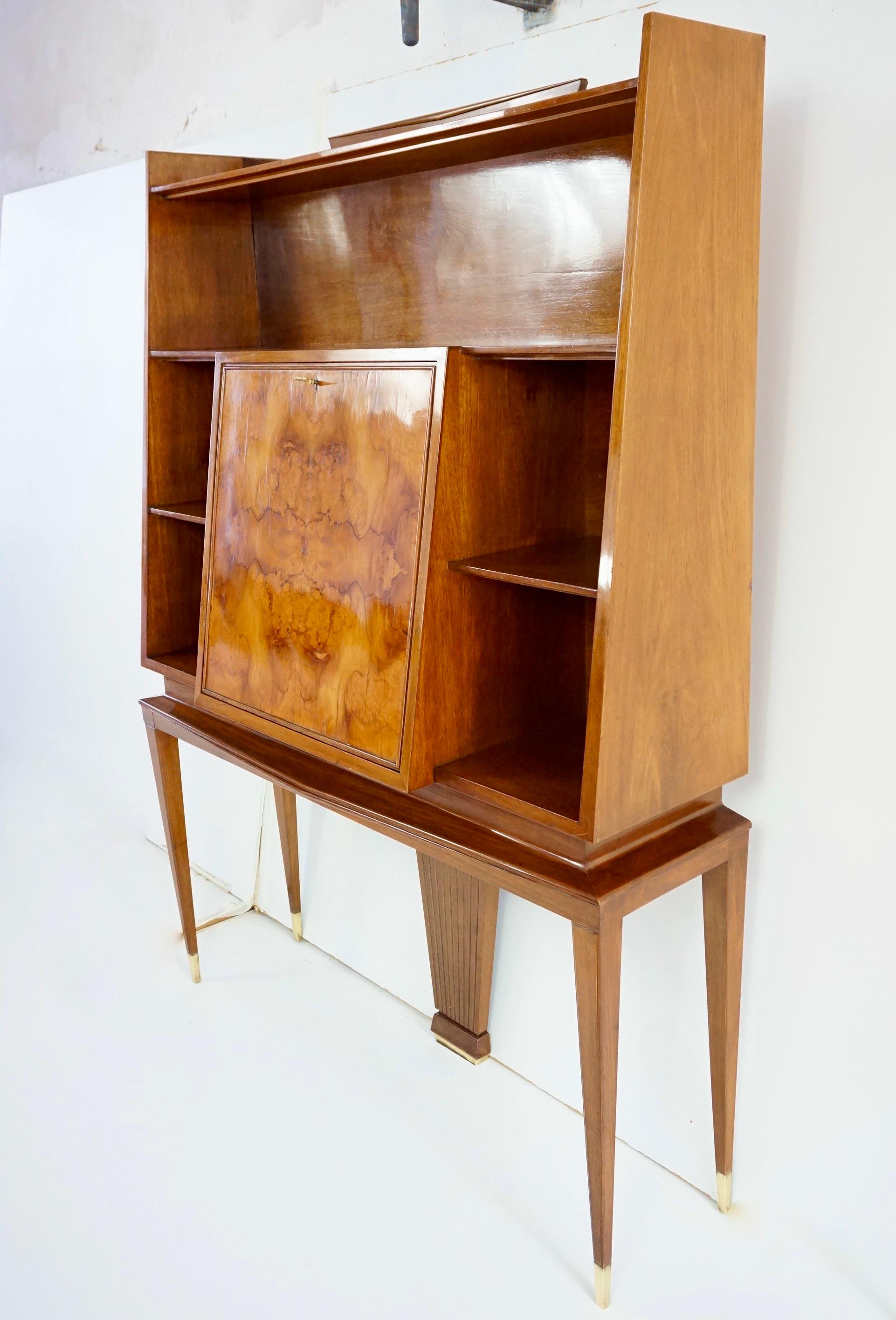 Italian Tomaso Buzzi and Emilio Lancia attr. bookcase cabinet veneered root walnut, 1940 For Sale