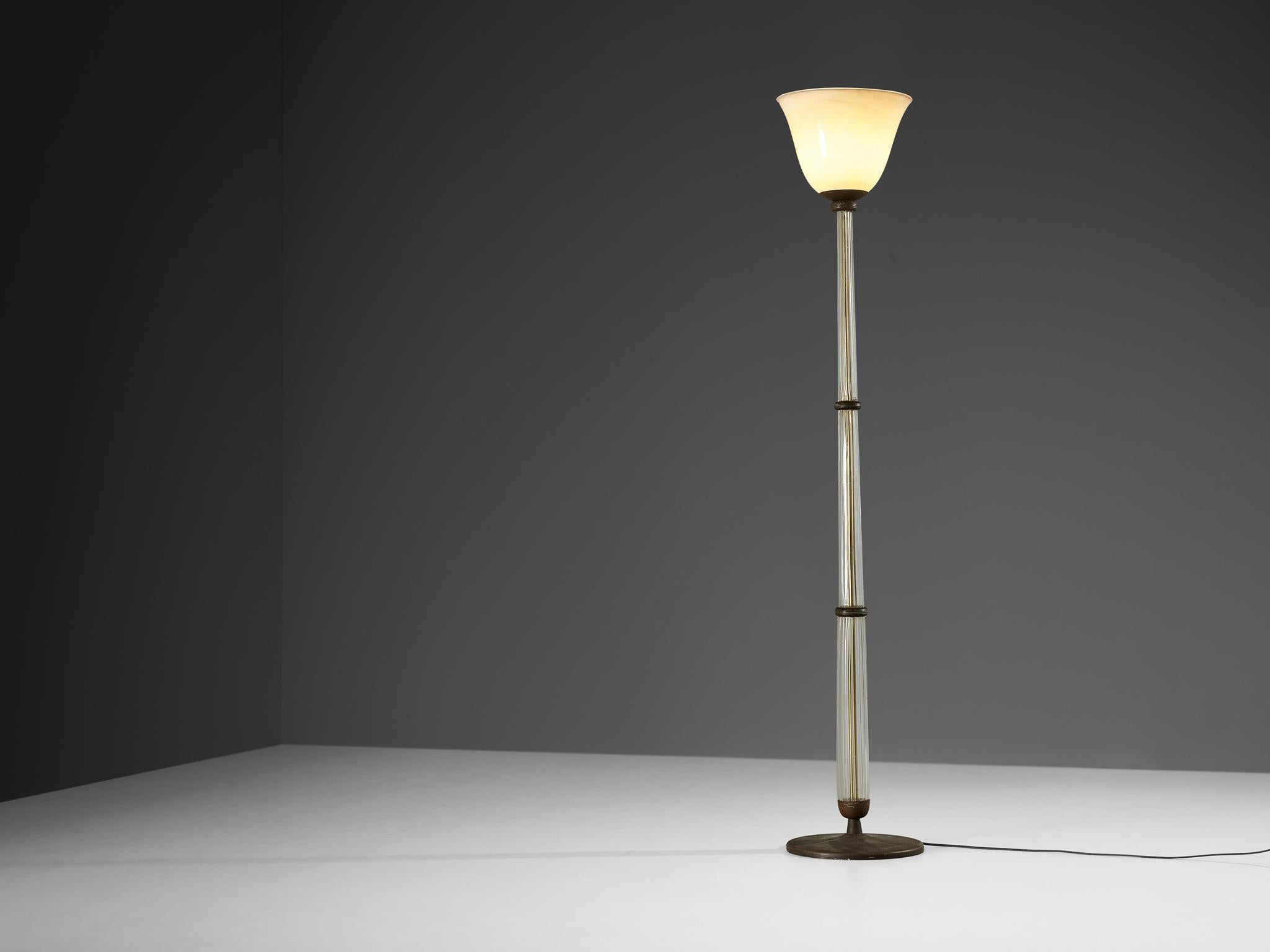 Tomaso Buzzi per Venini, lampada da terra, modello '502', vetro alga, metallo, foglia d'oro, Italia, 1933-38

Questa notevole lampada da terra italiana, disegnata dall'artista multidisciplinare milanese Tommaso Buzzi (1900-1981) per la stimata