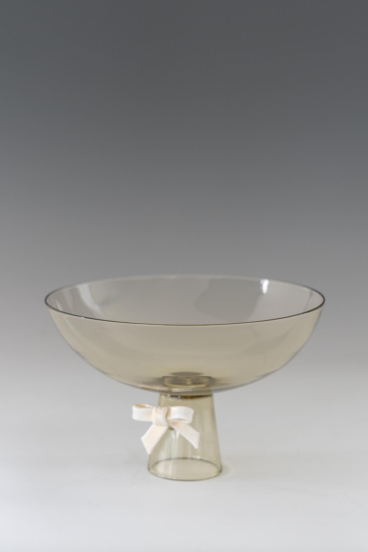 Tomaso Buzzi (1900-1981), Ciotola in vetro di Murano, 1929 ca.
ciotola in vetro con applicazione in vetro lattimo 
prodotto da Compagnia Venezia Murano (C.V.I.M.), Murano, Italia
16 x 23 cm

condizioni eccellenti



