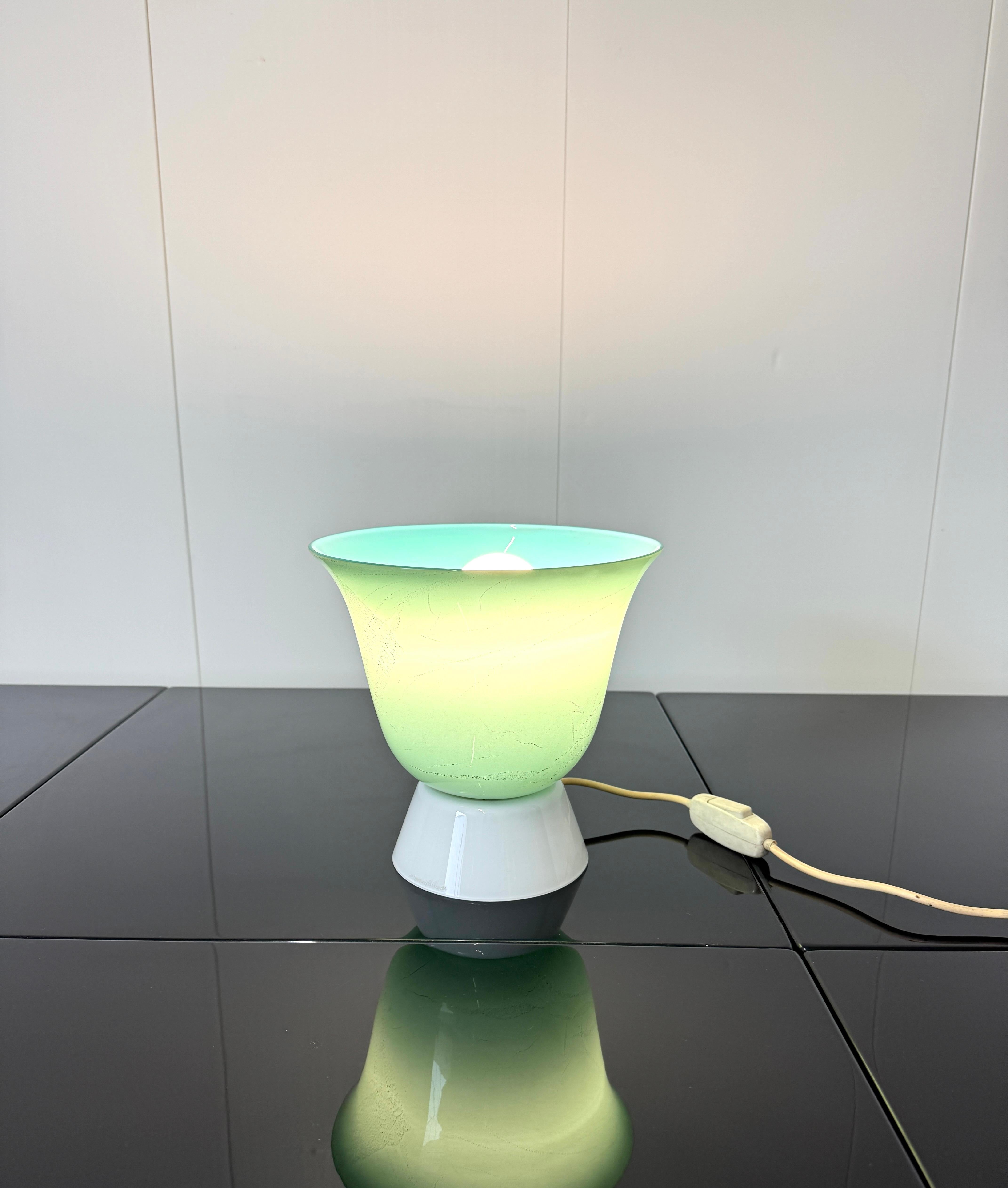 Murano glass inverted bell table lamp, Prod. Venini 1981.

In shades of blue/verse, with gold leaf inserts.

Iconic model by Tomaso Buzzi.