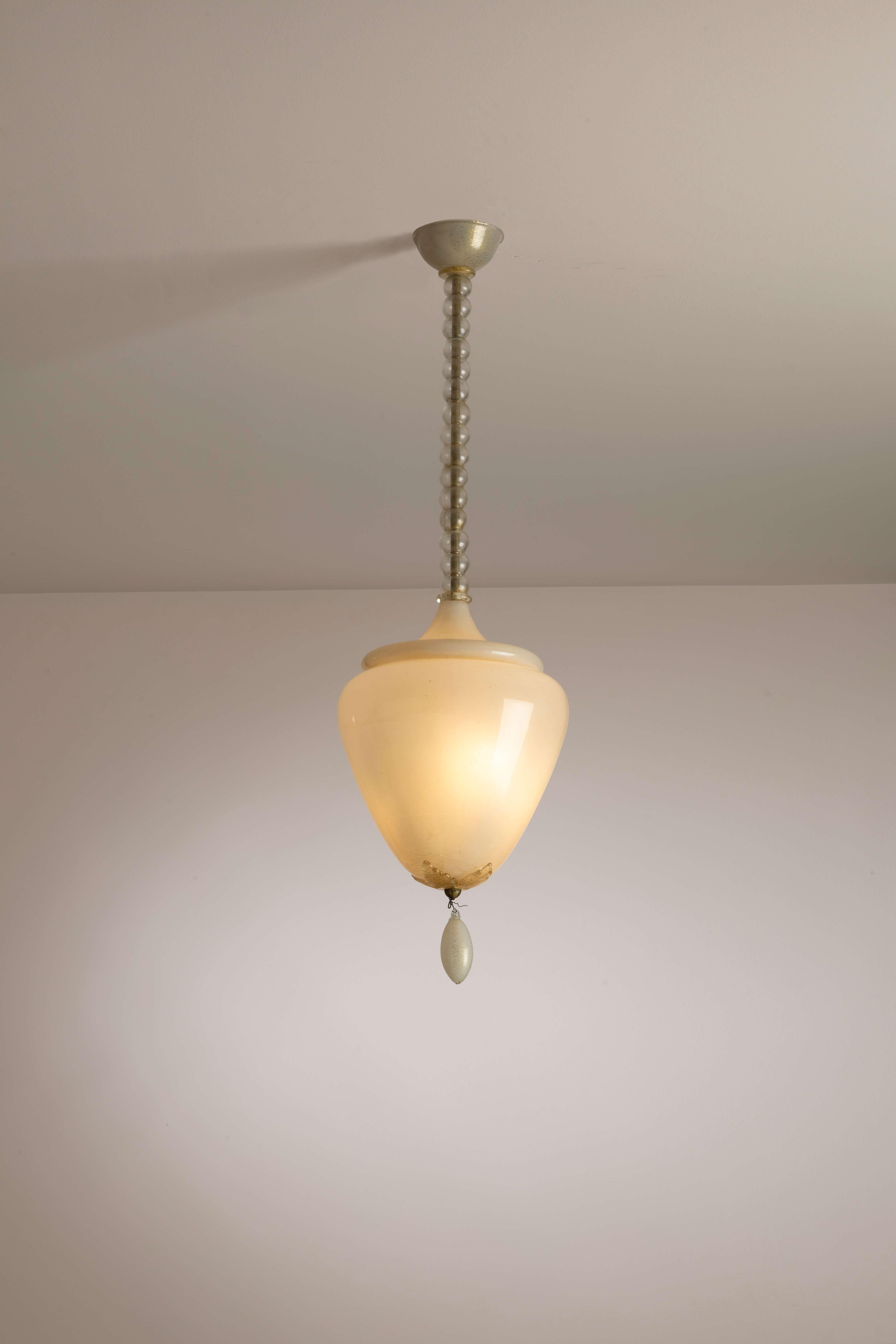 Una rara araña de cristal de Murano, diseñada por Tomaso Buzzi y producida por Venini en los años 30, realizada en cristal lattimo con inclusiones doradas para una farmacia de la época.

La isla veneciana de Murano es la cuna de esas preciosas