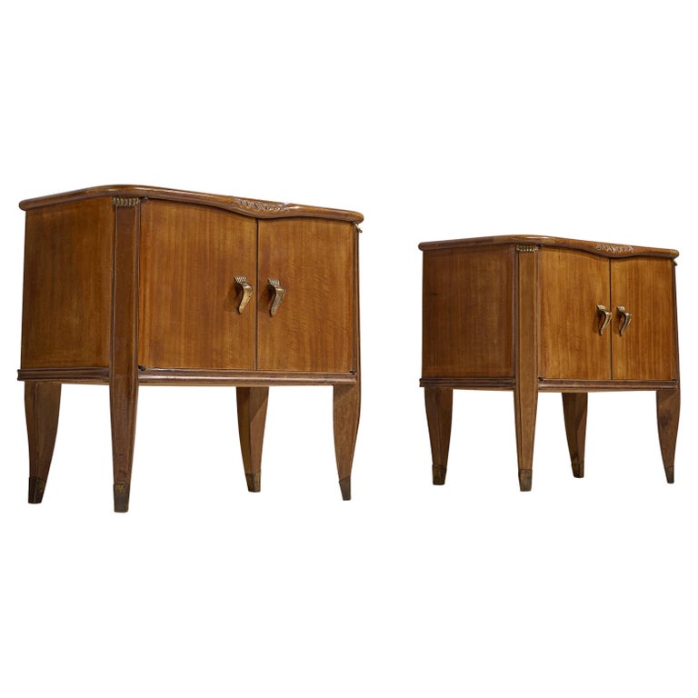 Tomaso Buzzi Pair of Nightstands in Walnut For Sale