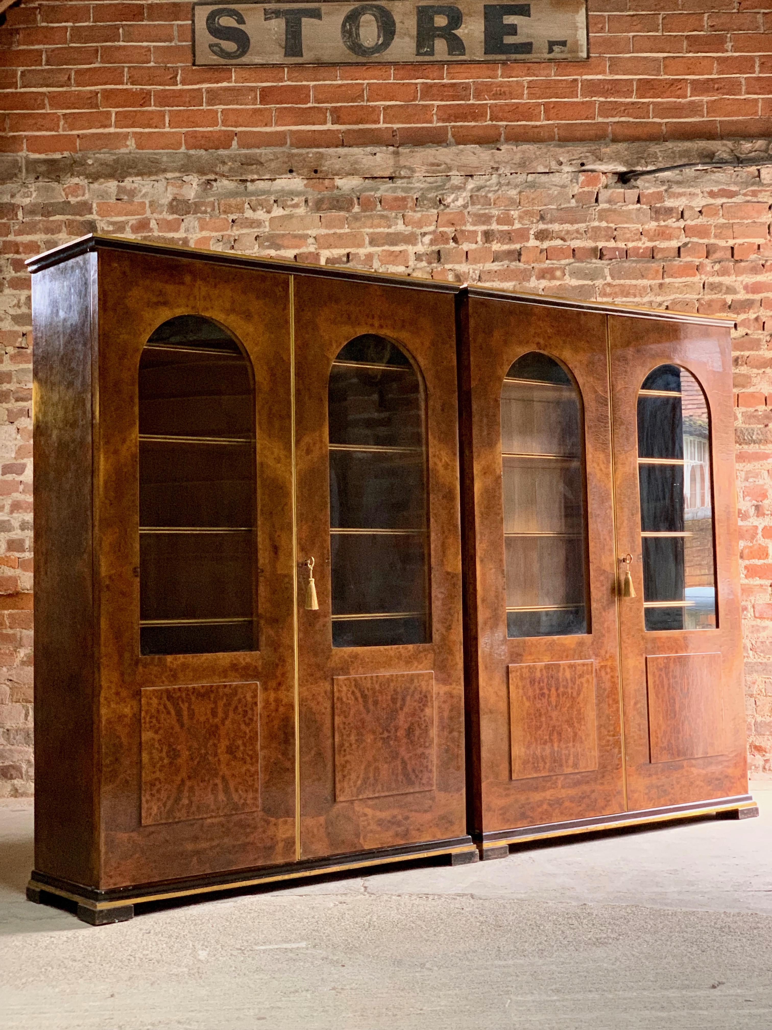 Tomaso Buzzi Pair of Burr Walnut Display Cabinets Bookcases, Italy, circa 1929 In Good Condition In Longdon, Tewkesbury