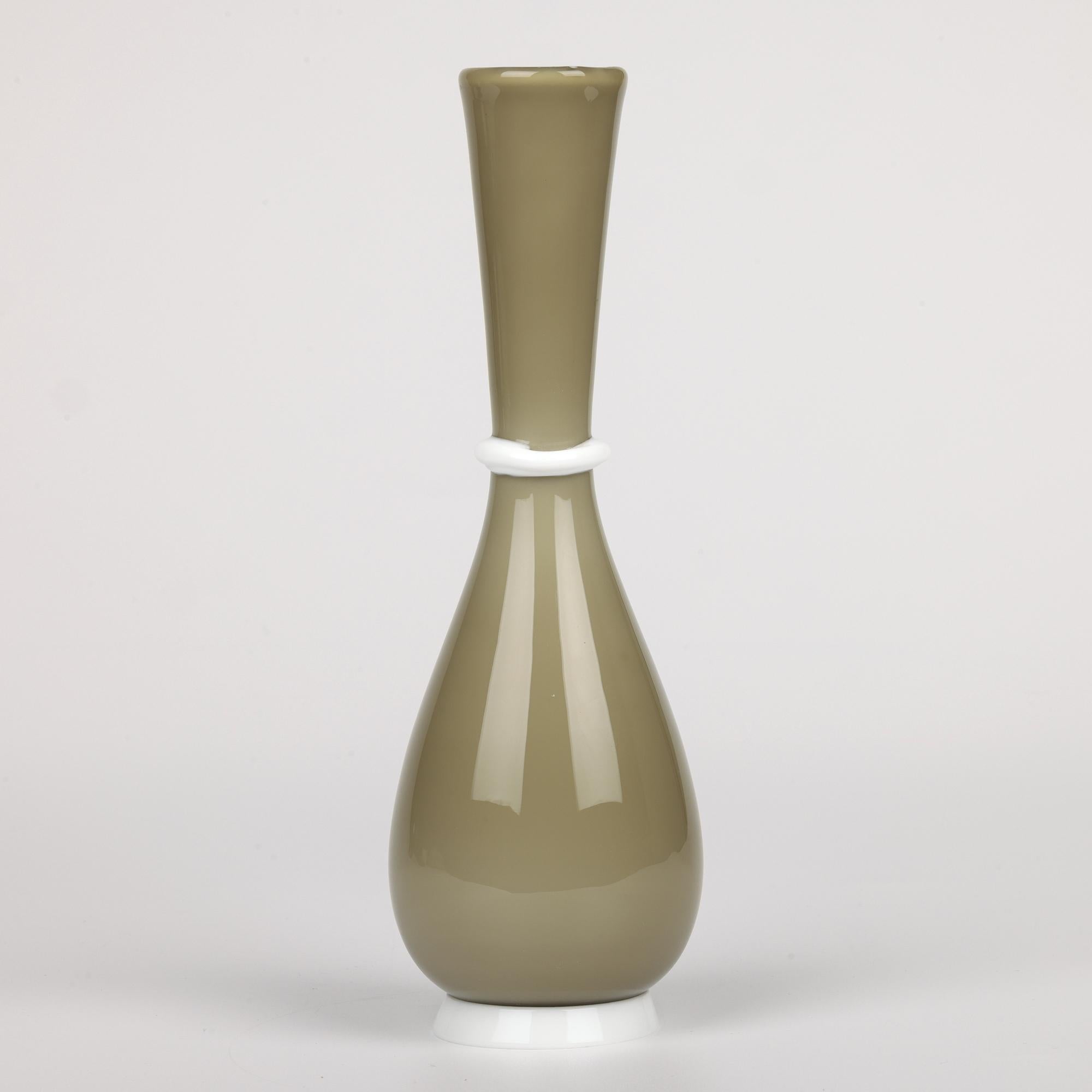 Tomaso Buzzi Venini Venezianische Vase aus Lattimo und farbigem Kunstglas im Angebot 2