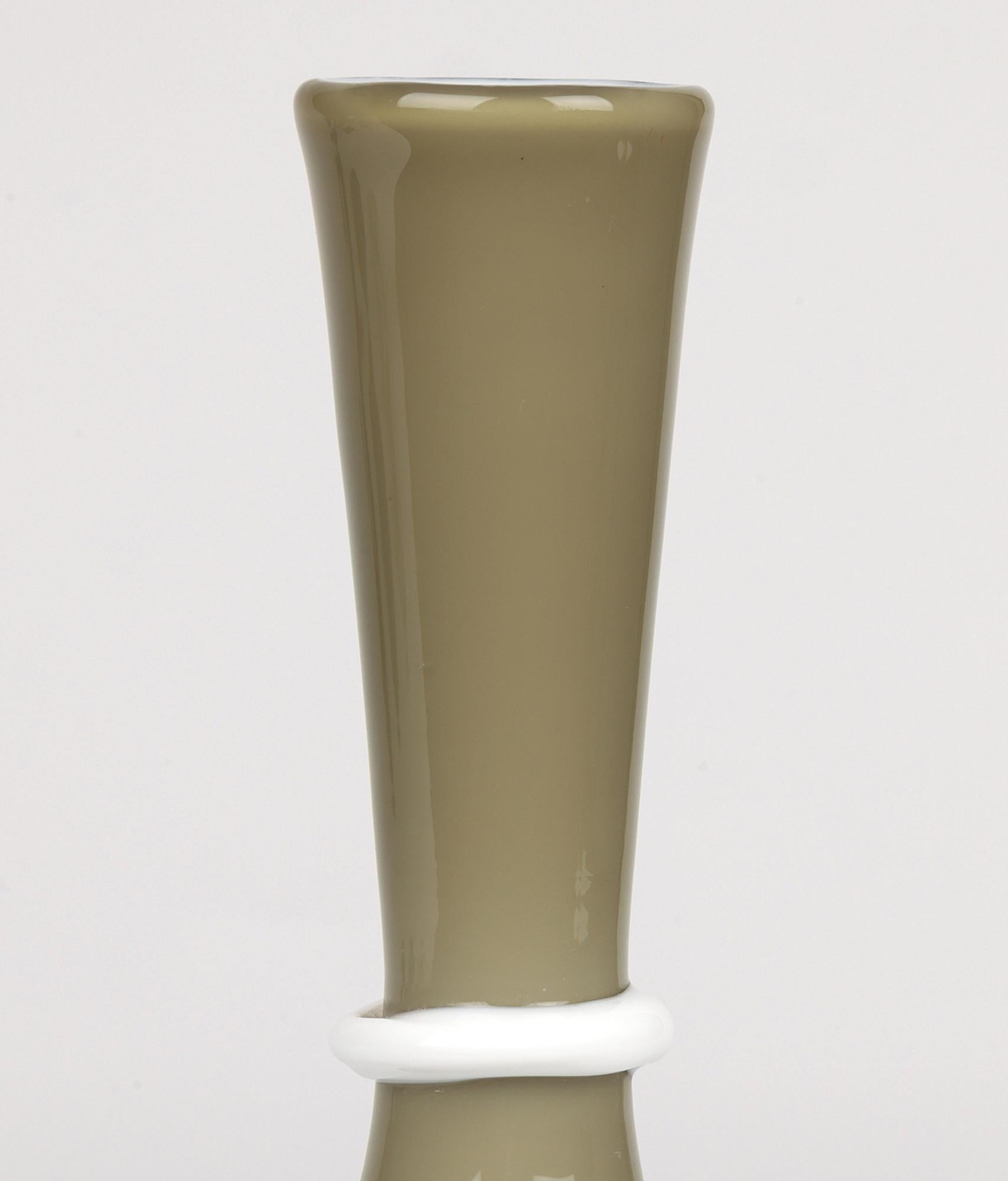 Tomaso Buzzi Venini Venezianische Vase aus Lattimo und farbigem Kunstglas im Angebot 3