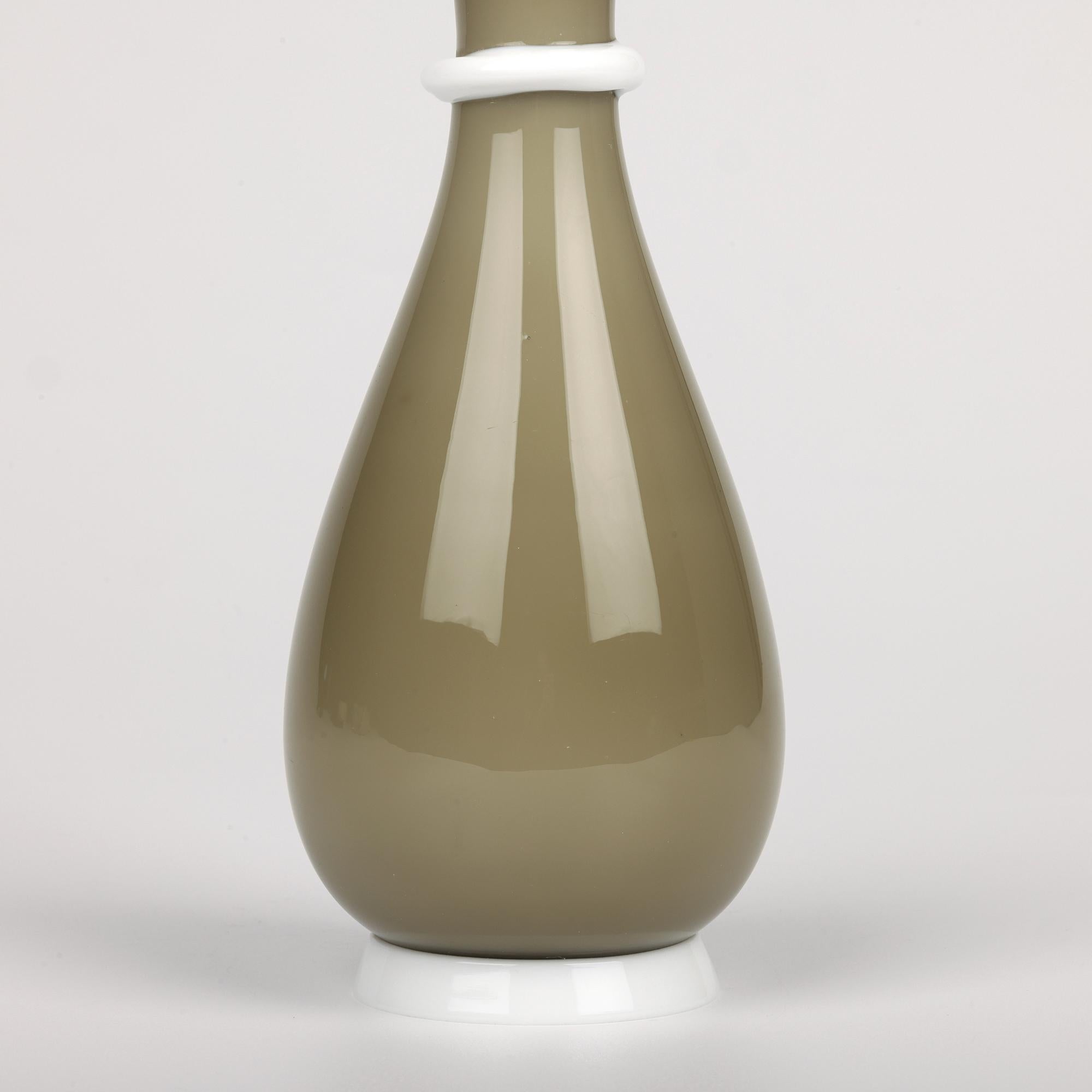 Tomaso Buzzi Venini Venezianische Vase aus Lattimo und farbigem Kunstglas im Angebot 4