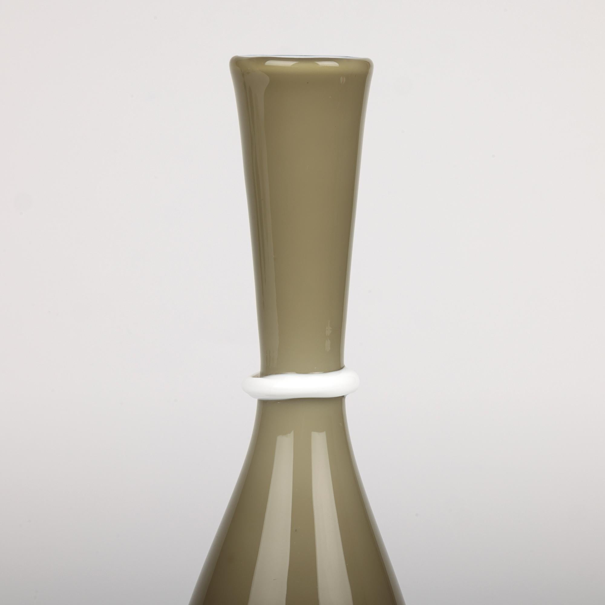 Tomaso Buzzi Venini Venezianische Vase aus Lattimo und farbigem Kunstglas im Angebot 5