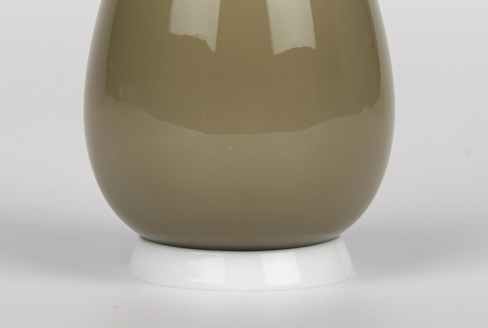Tomaso Buzzi Venini Venezianische Vase aus Lattimo und farbigem Kunstglas im Angebot 6