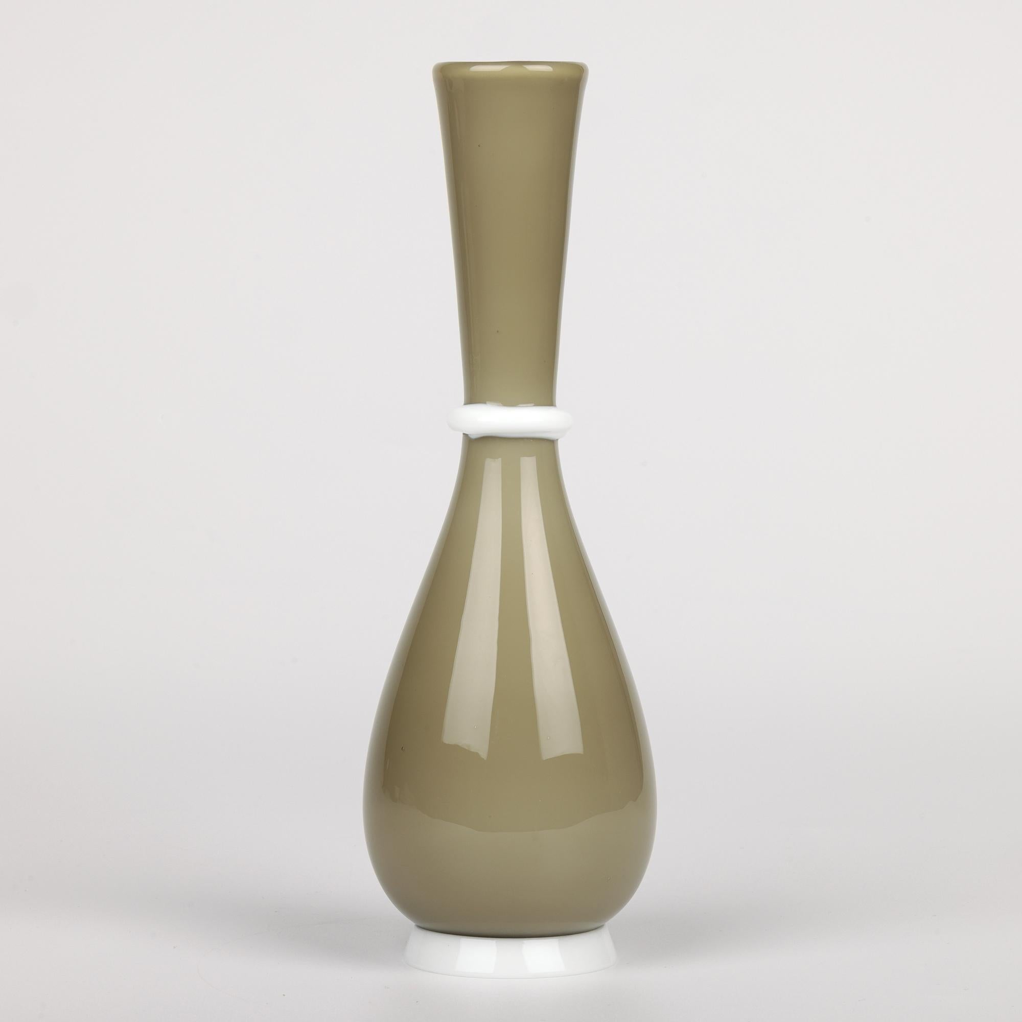 Tomaso Buzzi Venini Venezianische Vase aus Lattimo und farbigem Kunstglas im Angebot 7