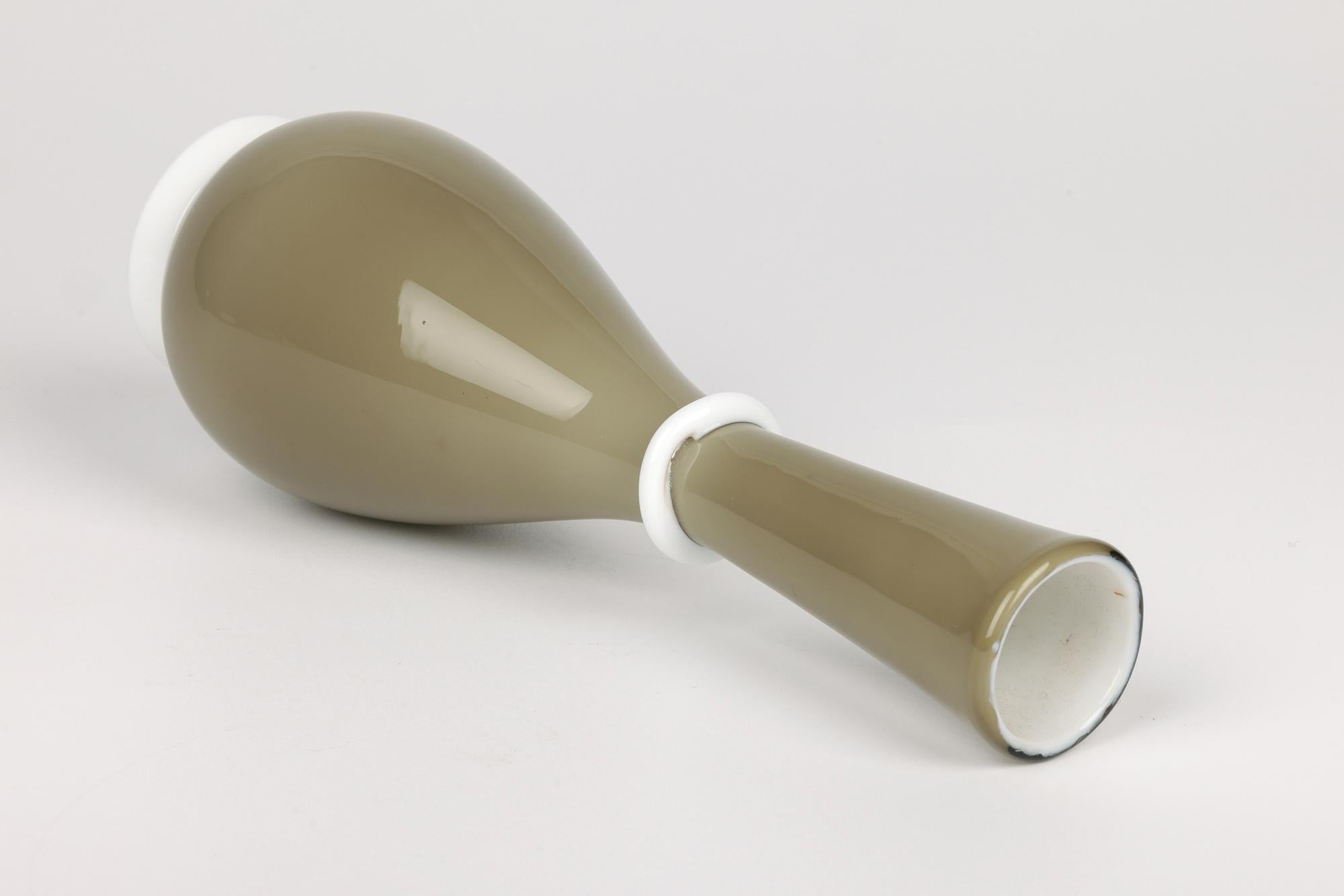 Tomaso Buzzi Venini Venezianische Vase aus Lattimo und farbigem Kunstglas im Angebot 8