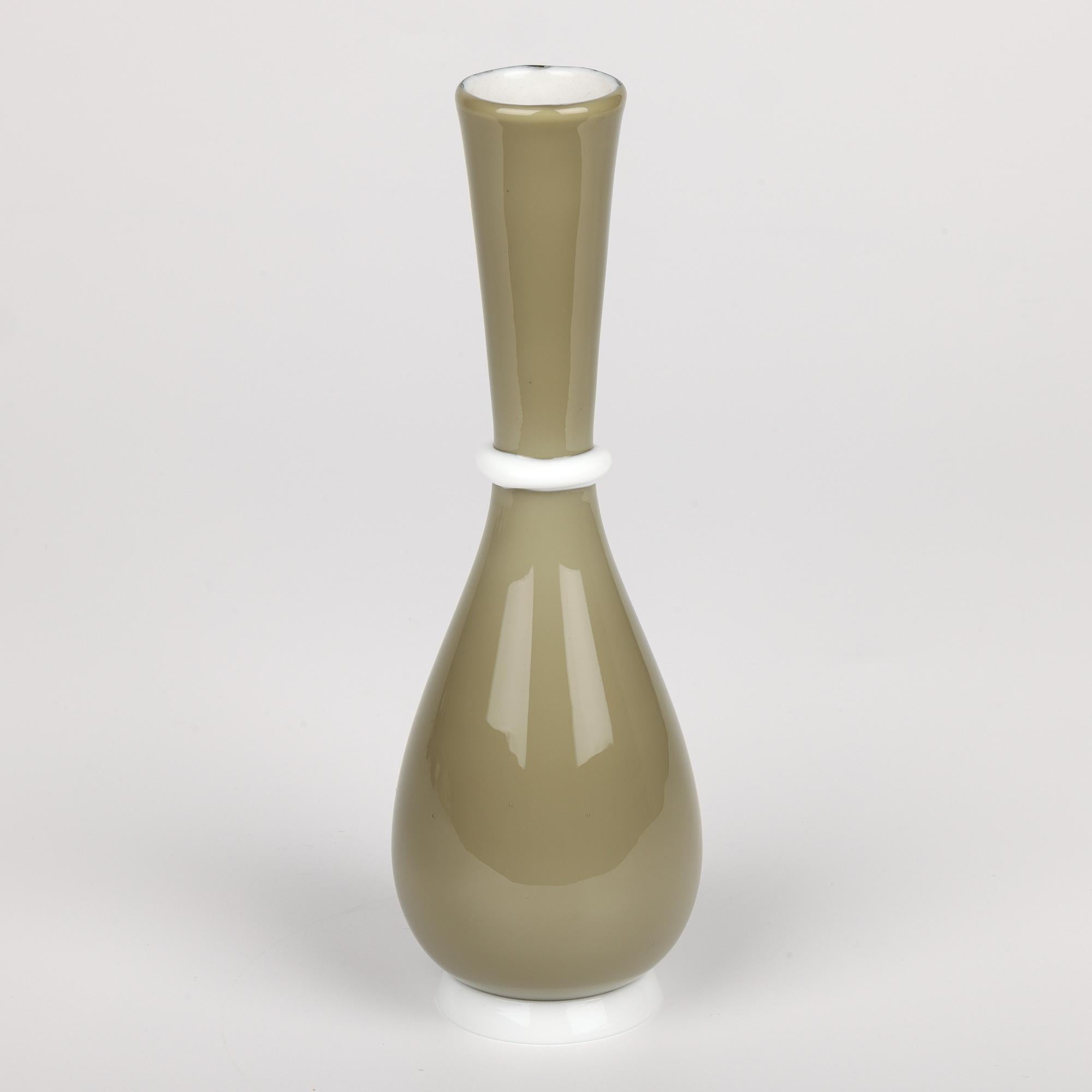 Außergewöhnlich hochwertige italienische Murano Venini Kunstglasvase aus farbigem und Lattimo-Glas, entworfen von dem renommierten Glasdesigner Tomaso Buzzi (Italiener, 1900-1981), aus der Zeit um 1960. Diese sehr fein gearbeitete, mundgeblasene