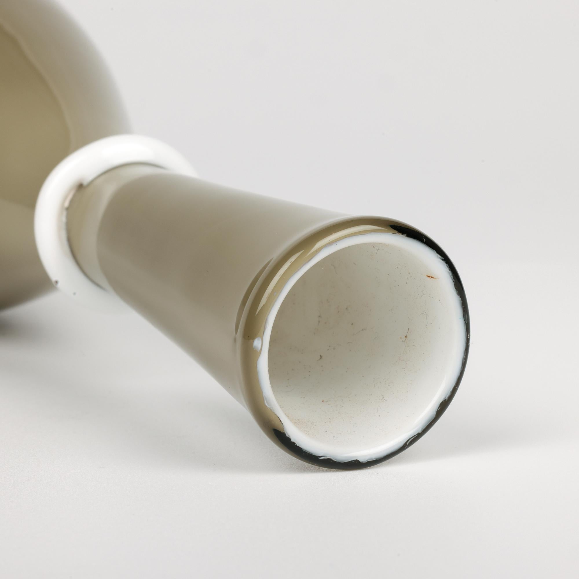Tomaso Buzzi Venini Venezianische Vase aus Lattimo und farbigem Kunstglas (Moderne der Mitte des Jahrhunderts) im Angebot
