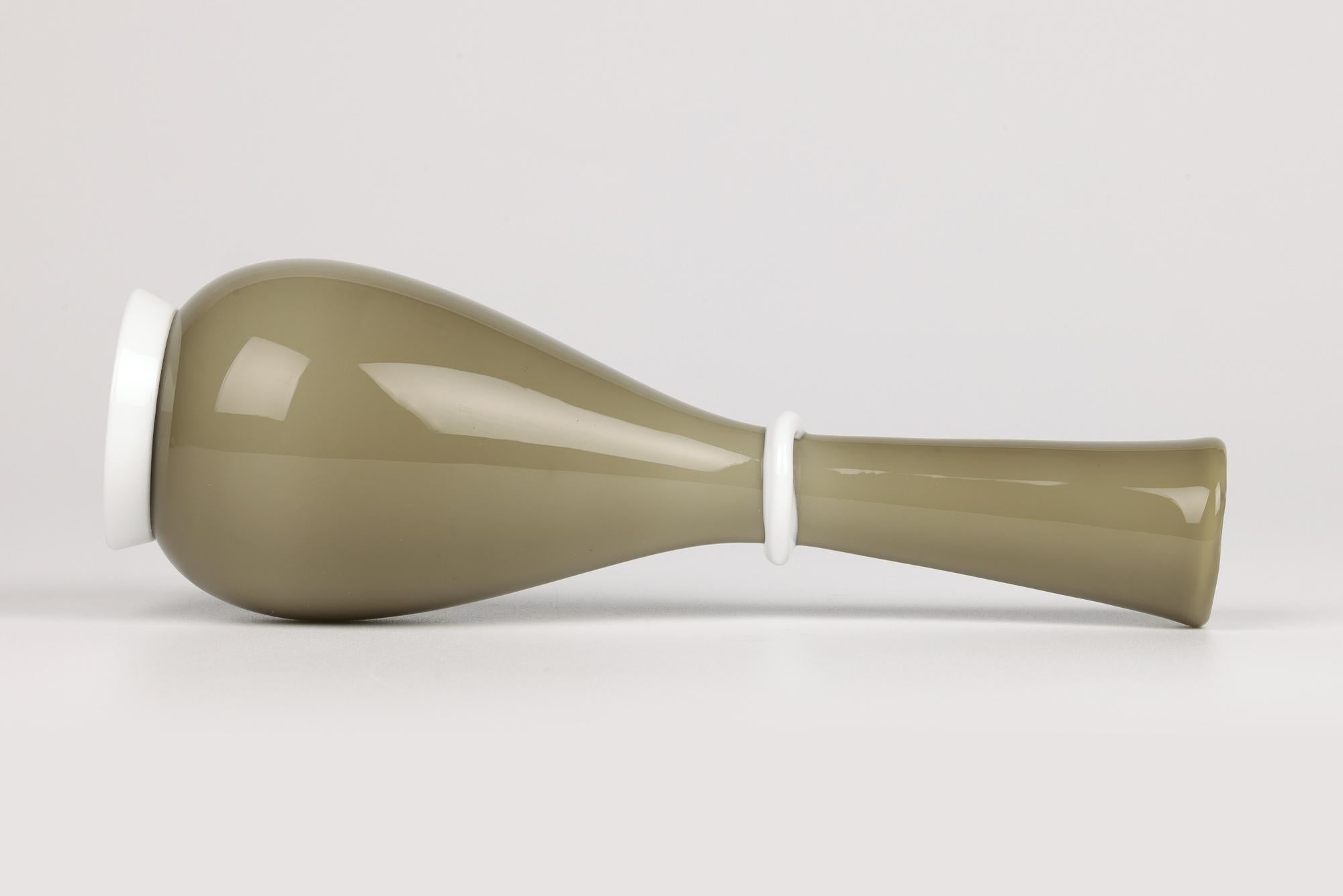 Tomaso Buzzi Venini Venezianische Vase aus Lattimo und farbigem Kunstglas (Italienisch) im Angebot