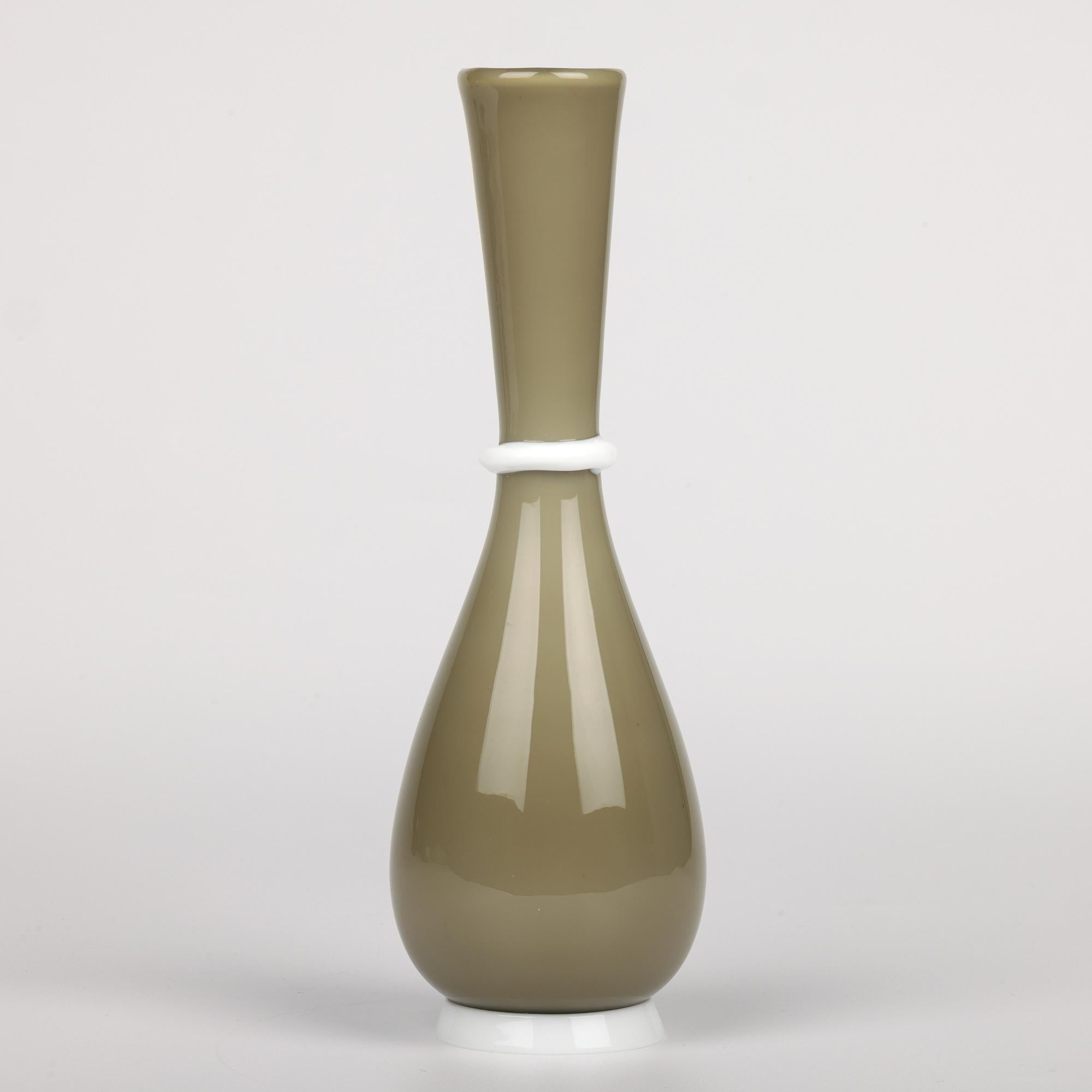 Tomaso Buzzi Venini Venezianische Vase aus Lattimo und farbigem Kunstglas (Handgefertigt) im Angebot