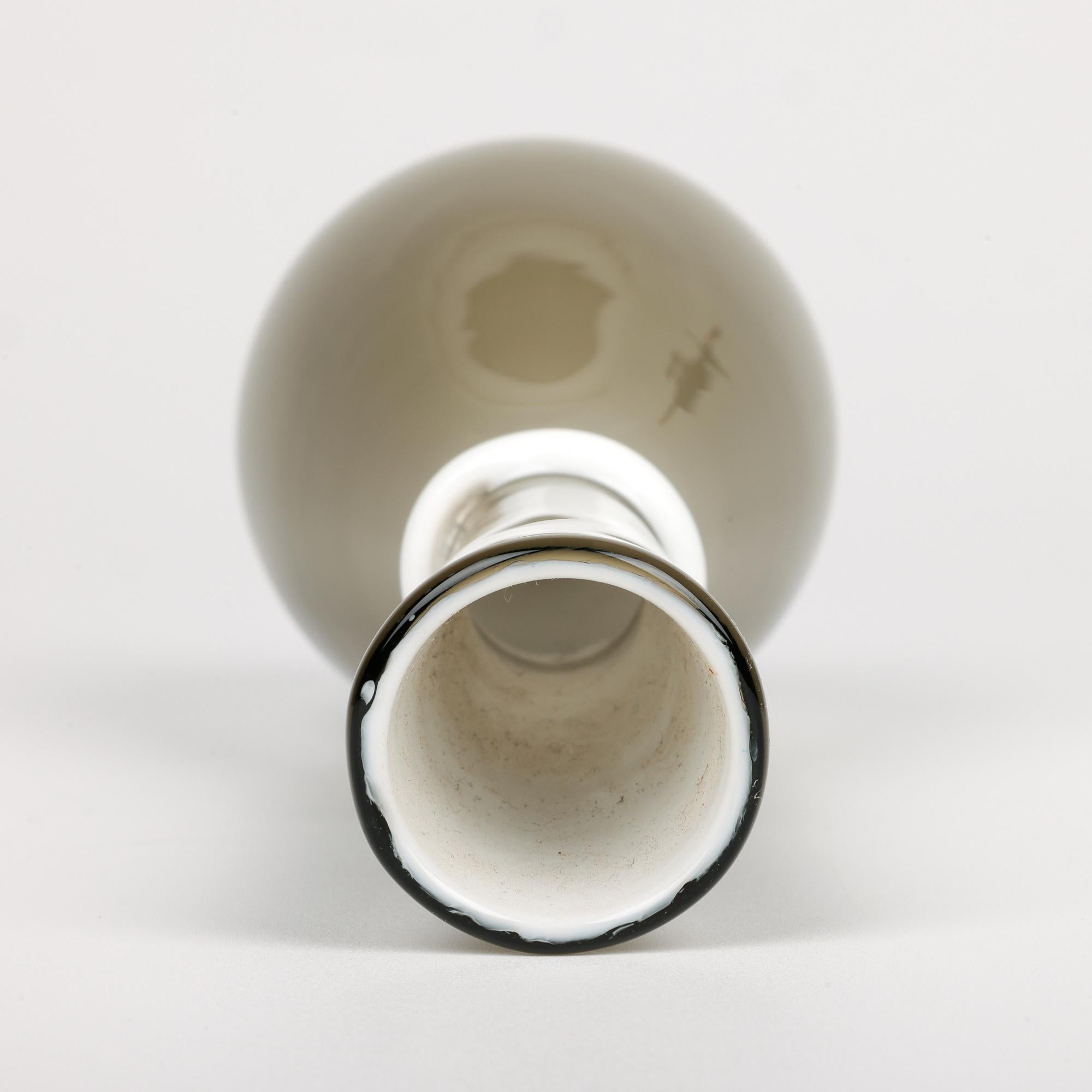 Tomaso Buzzi Venini Venezianische Vase aus Lattimo und farbigem Kunstglas (Mitte des 20. Jahrhunderts) im Angebot