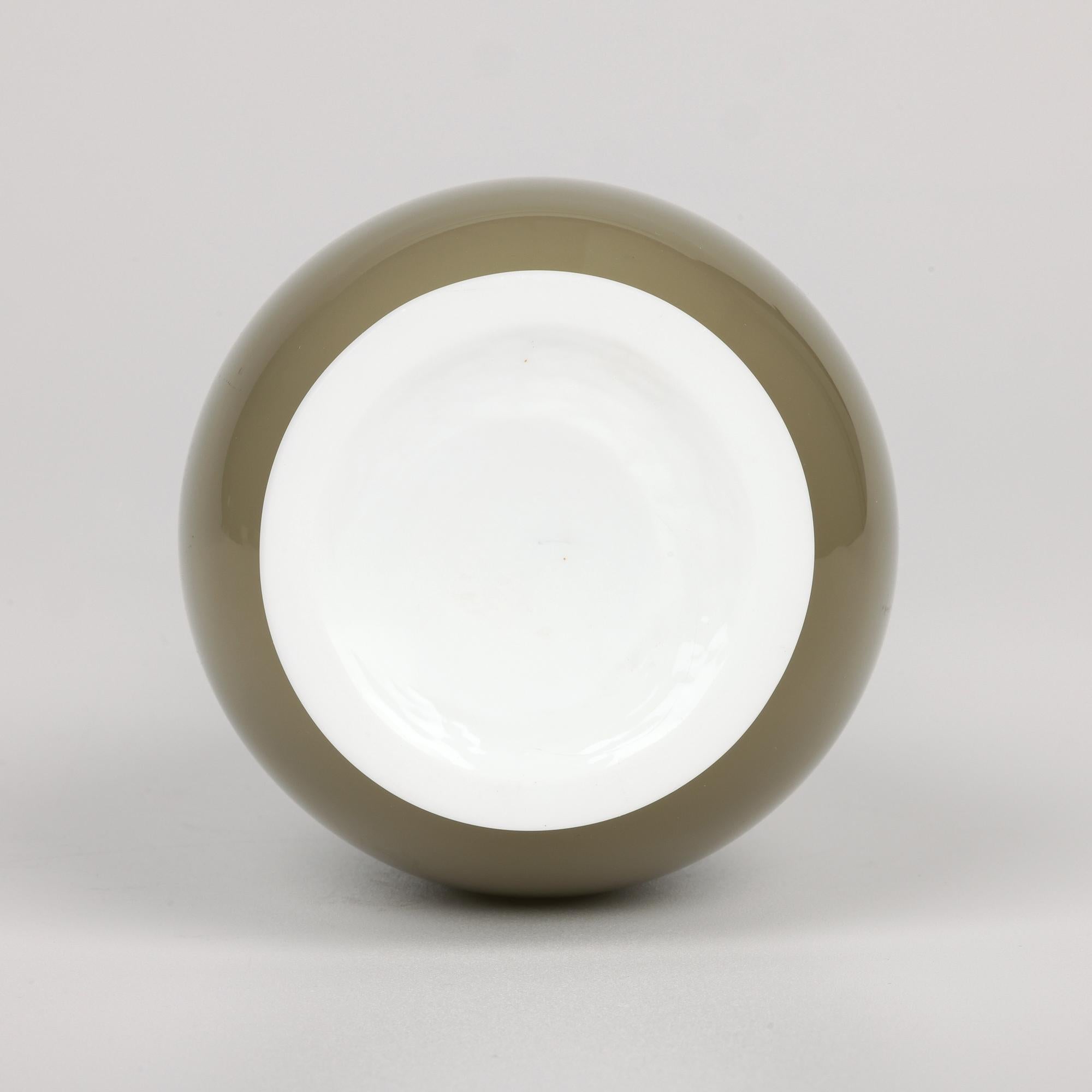 Tomaso Buzzi Venini Venezianische Vase aus Lattimo und farbigem Kunstglas (Geblasenes Glas) im Angebot