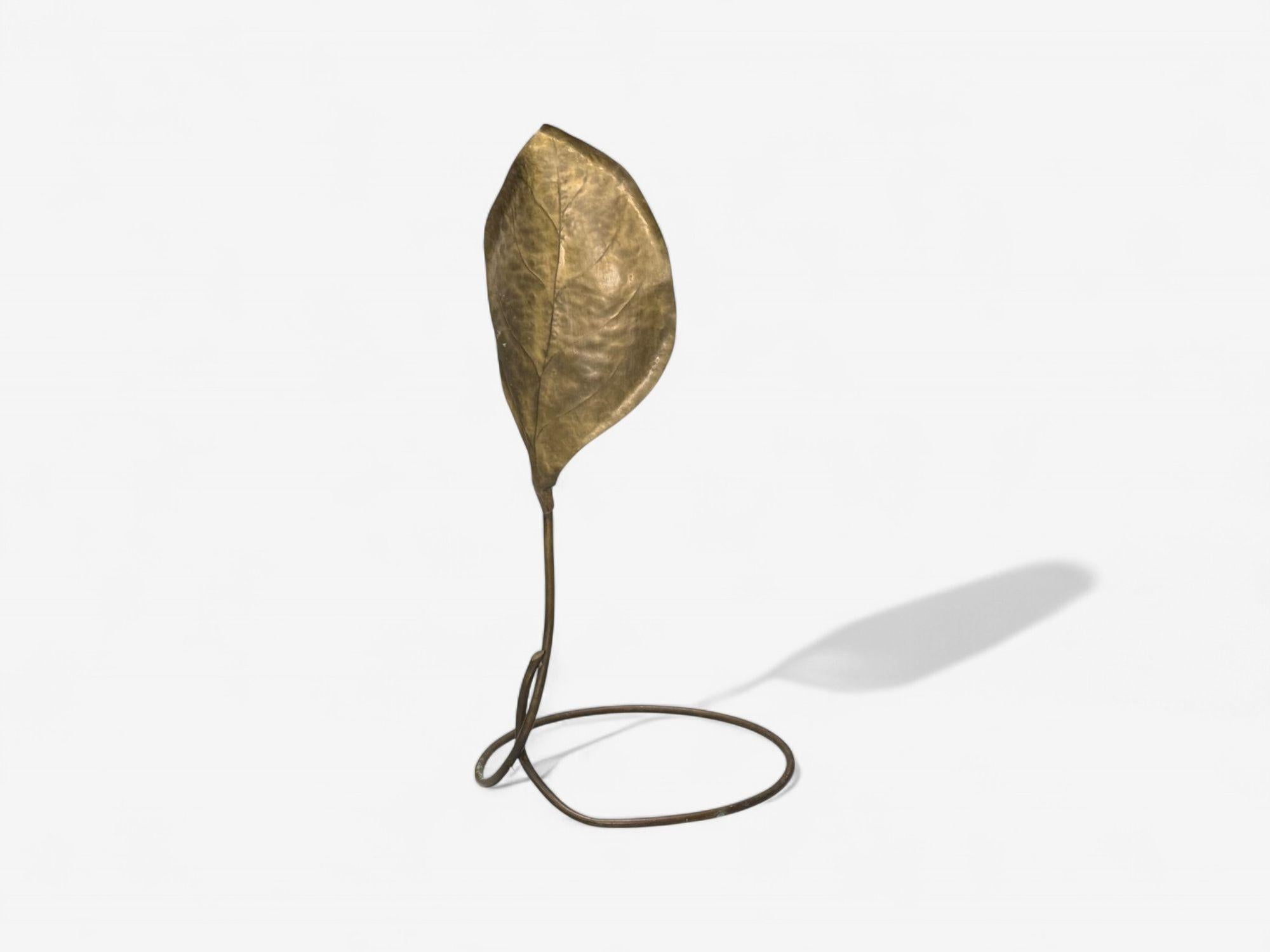 Tomasso Barbi, Lampadaire italien moderne du milieu du siècle, laiton patiné, feuille de ginkgo, Italie, années 1970

Lampadaire en forme de feuille de ginkgo conçu par Tomasso Barbi et produit en Italie vers les années 1970. Cet exemple présente