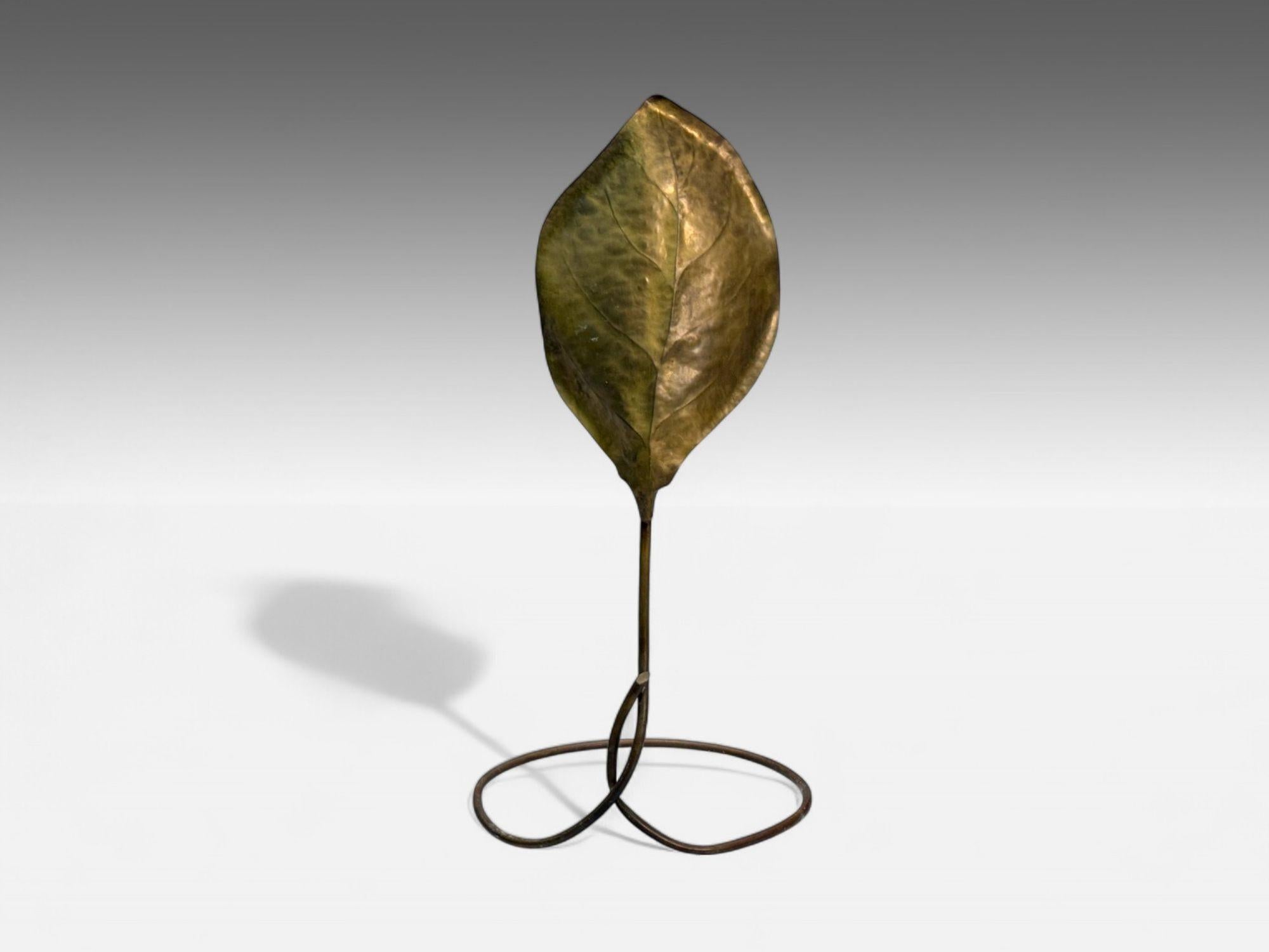 Mid-Century Modern Tomasso Barbi, lampadaire en laiton patiné et feuilles de ginko, Italie, années 1970 en vente