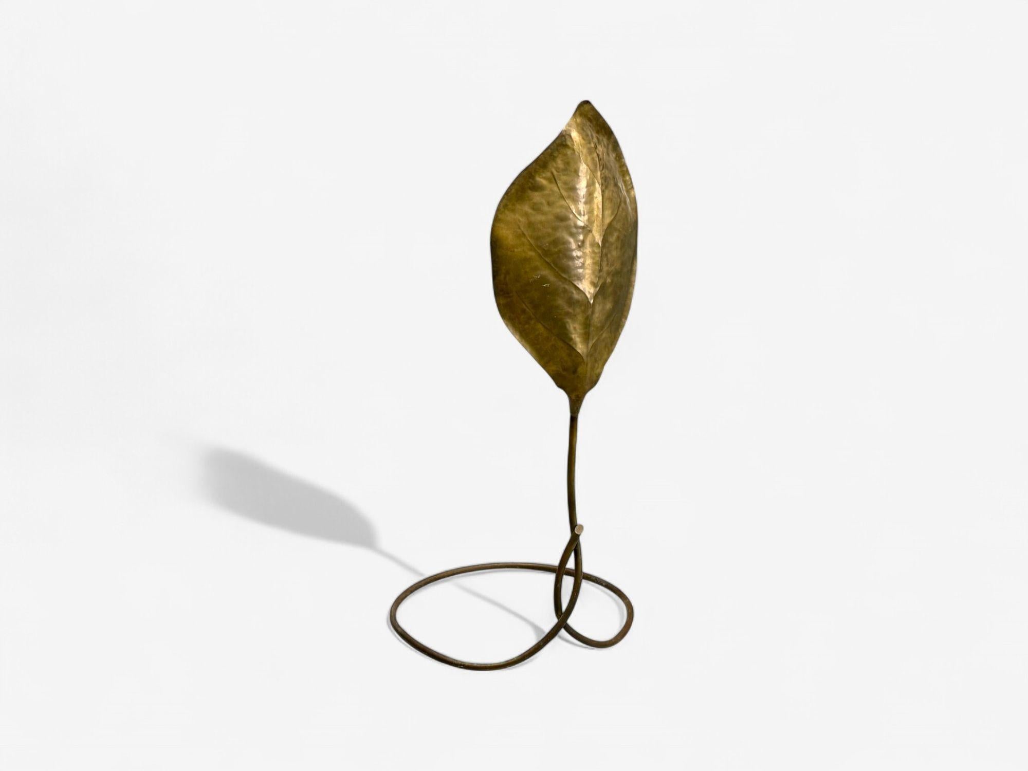 italien Tomasso Barbi, lampadaire en laiton patiné et feuilles de ginko, Italie, années 1970 en vente