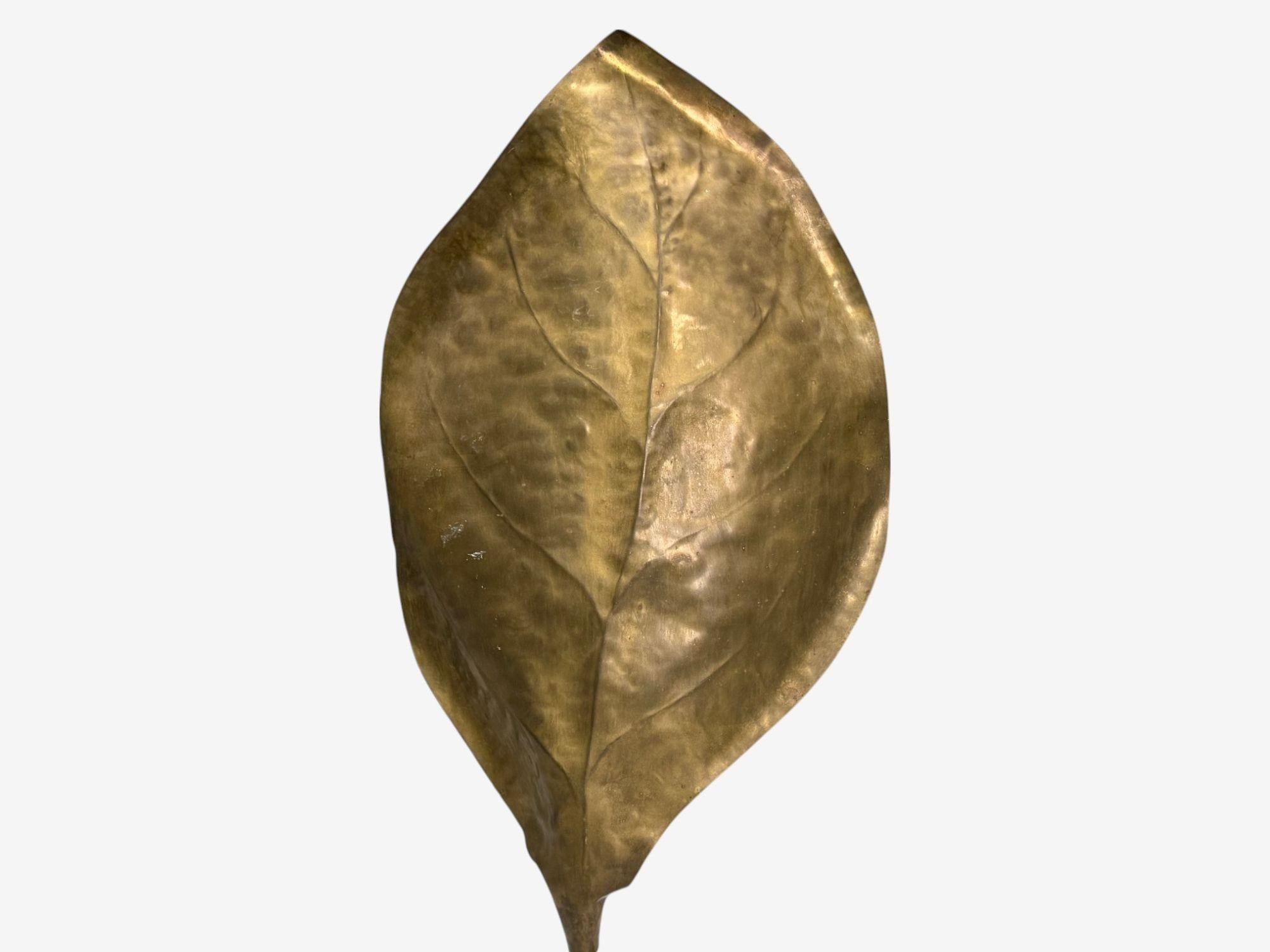 Tomasso Barbi, lampadaire en laiton patiné et feuilles de ginko, Italie, années 1970 Bon état - En vente à Manhasset, NY