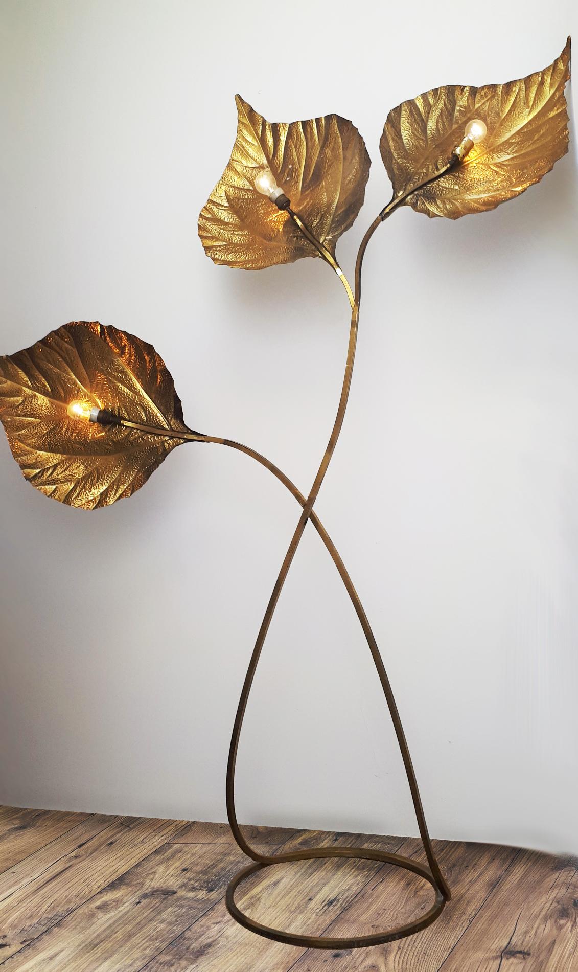 Extraordinary large three rhubarb leaves floor lamp designed by Tomasso Barbi from the 1970s. The lamp is made of polished brass, has a bend base with beautiful patterned leaves which create a warm and inviting atmosphere when the lights reflect on