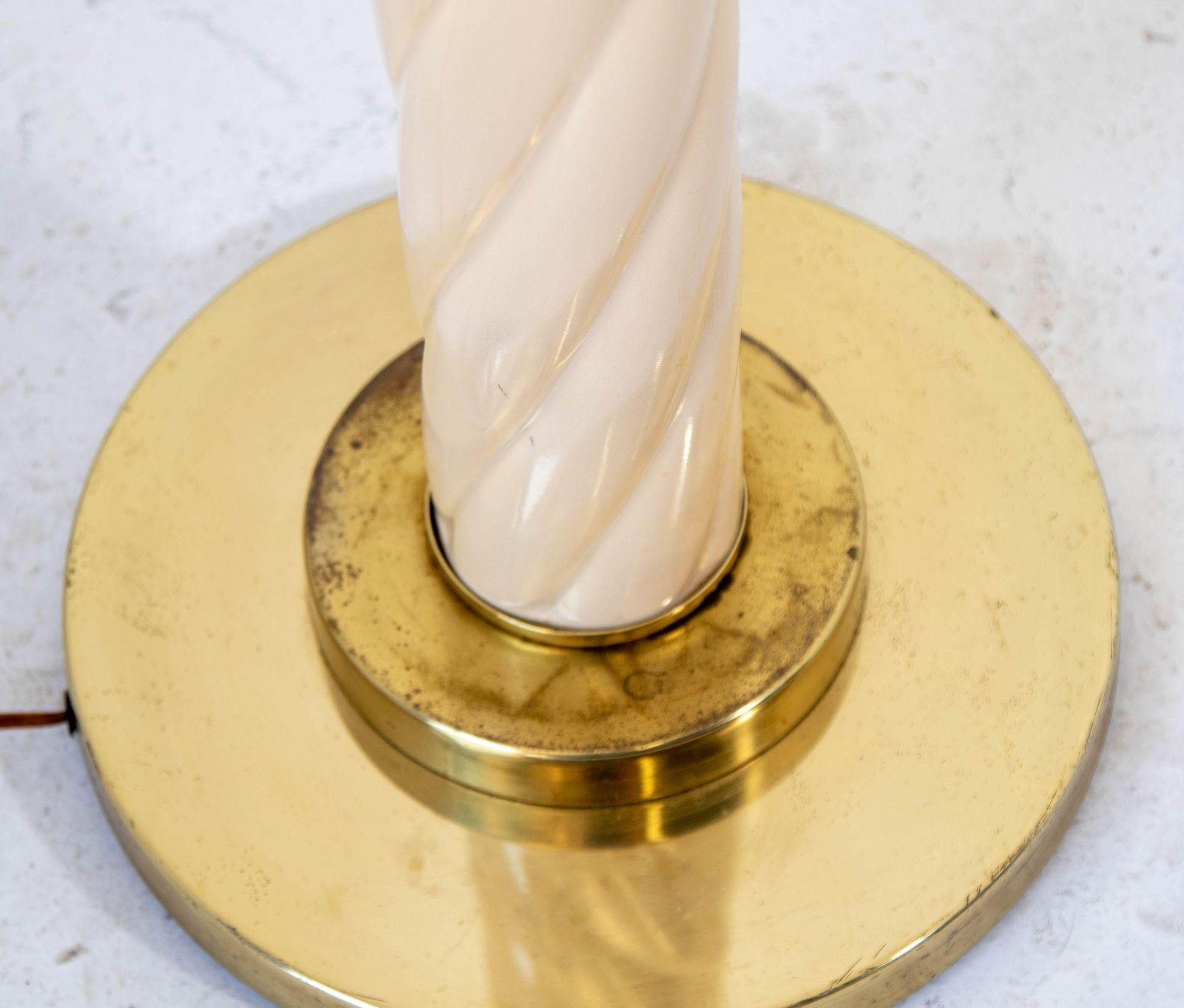 Fait main Lampadaire de style Tomasso Barbi en céramique blanche et laiton, 1970 en vente