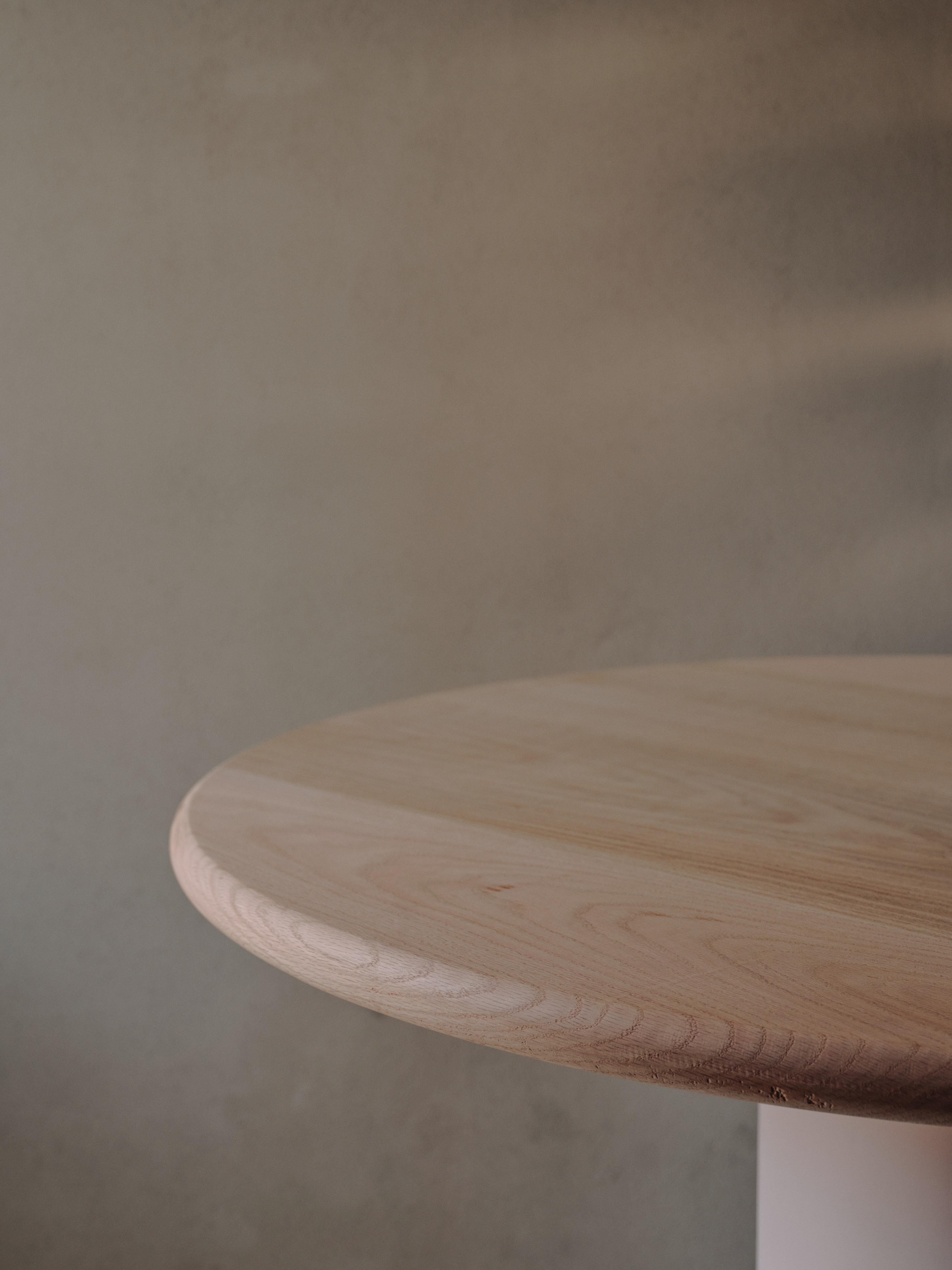 Fabriquée à la main en Espagne par des artisans experts, cette table de salle à manger de forme ovale de Marlot Baus allie un design intemporel à un savoir-faire moderne. Chaque pièce est fabriquée avec soin en utilisant notre technique de