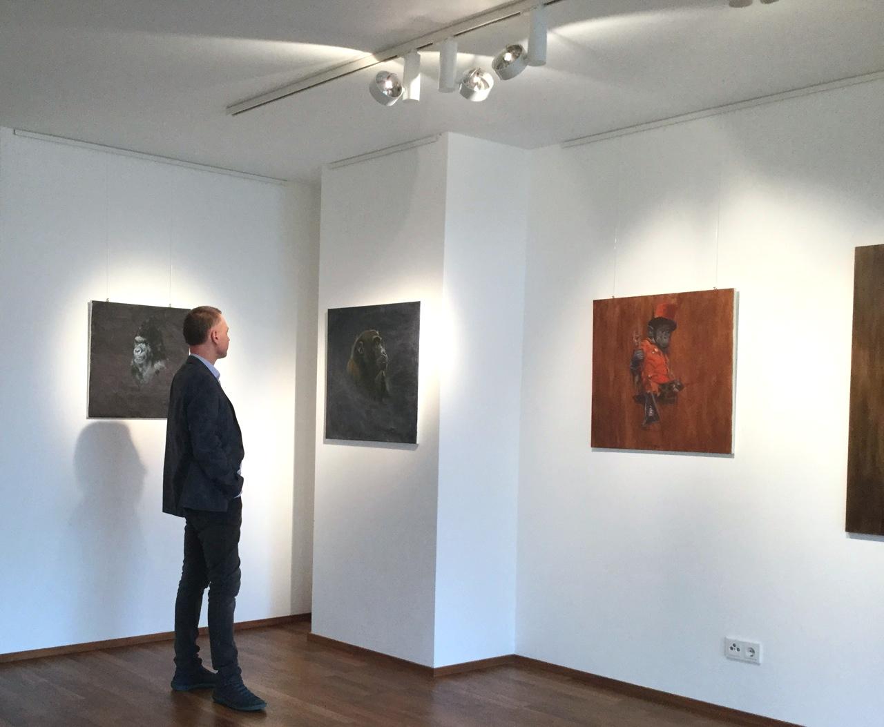 Scimmia a cavallo - Pittura ad olio di animali figurativi contemporanei, realismo - Painting Contemporaneo di Tomasz Bielak