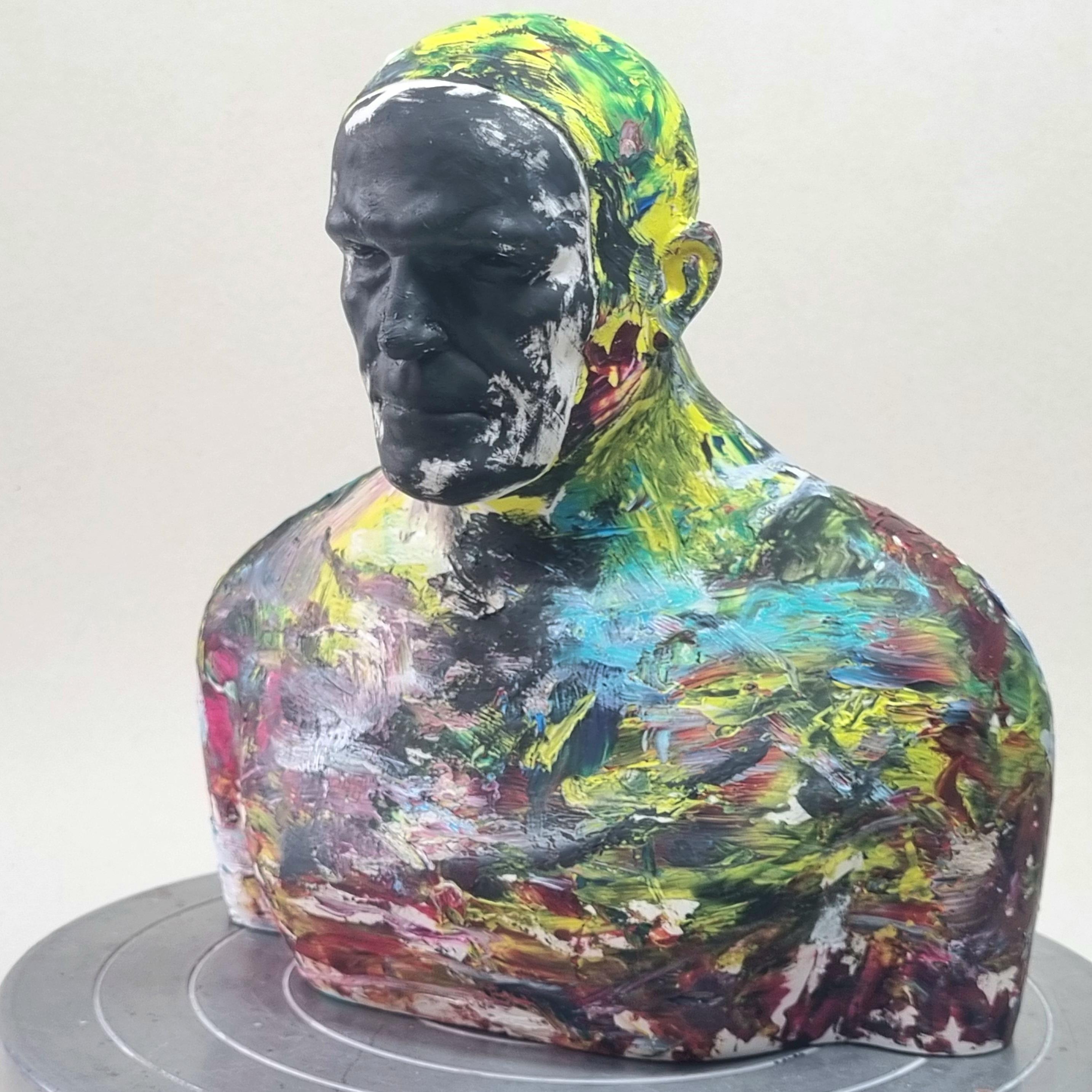 Nadador a todo color - Escultura contemporánea hecha a mano en resina acrílica, Retrato de hombre - Sculpture de Tomasz Bielak