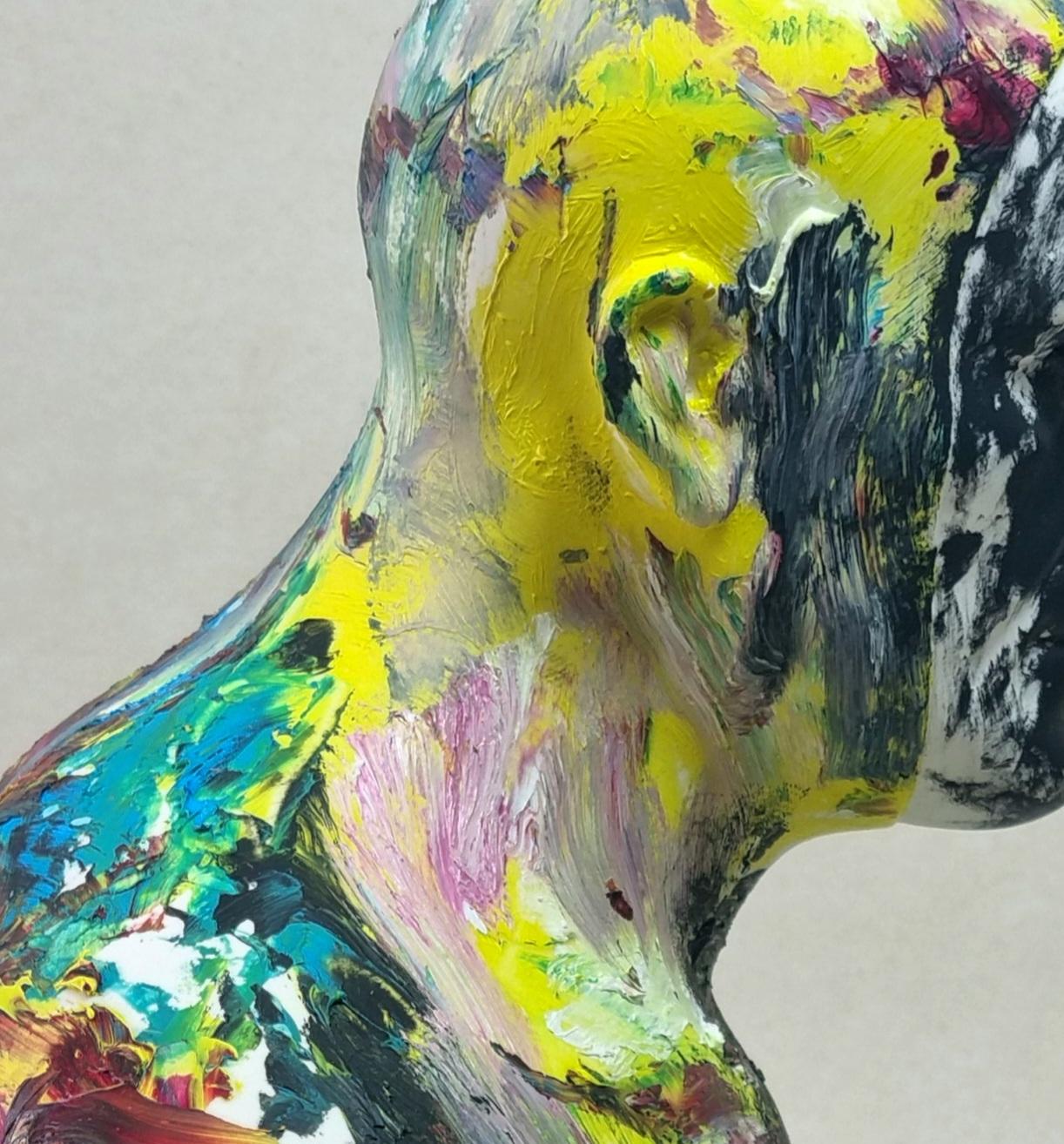 Full Color Swimmer - Zeitgenössische handgefertigte Acrylharz-Skulptur, Männerporträt im Angebot 3