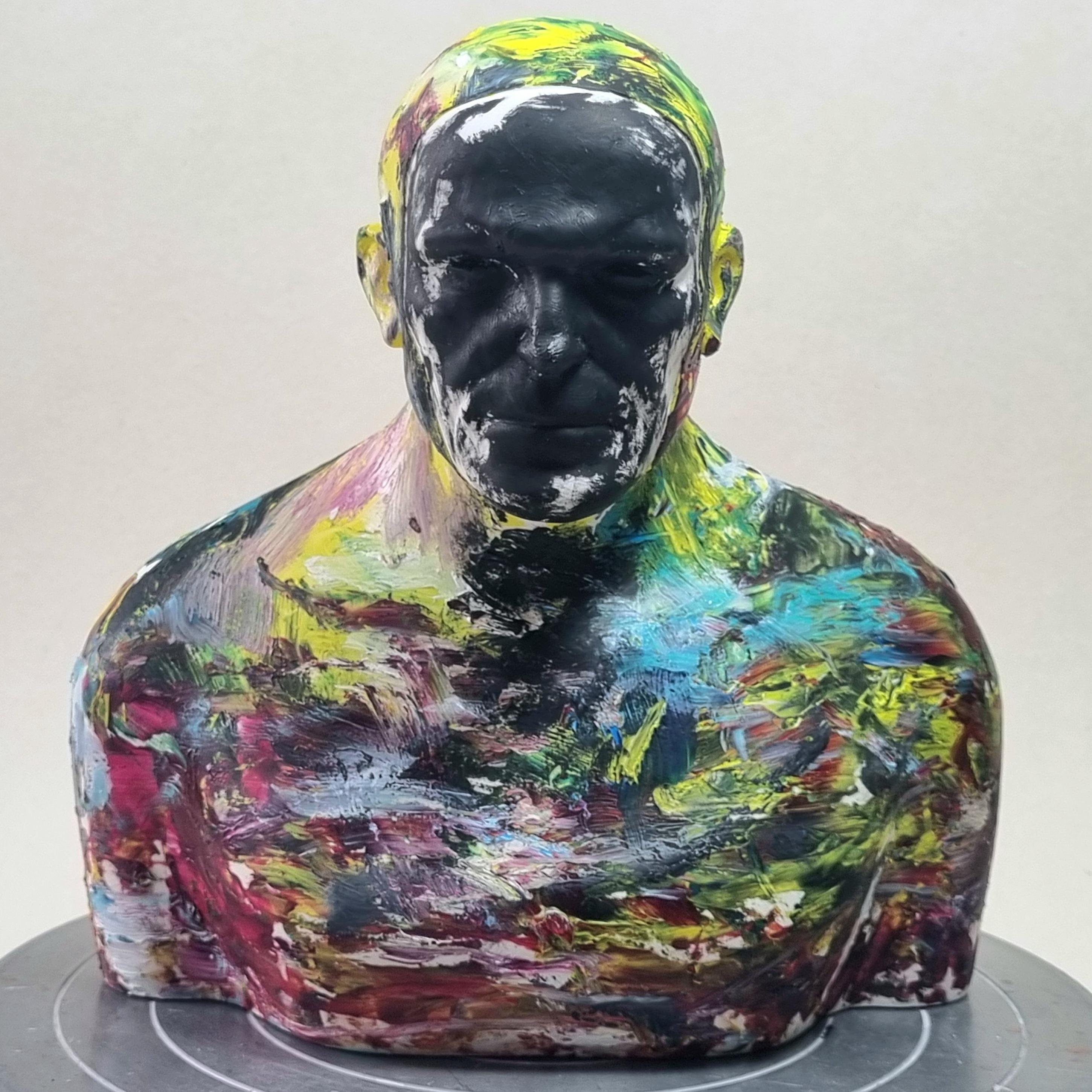 Nageur en couleurs - Sculpture contemporaine en résine acrylique faite à la main, portrait d'homme