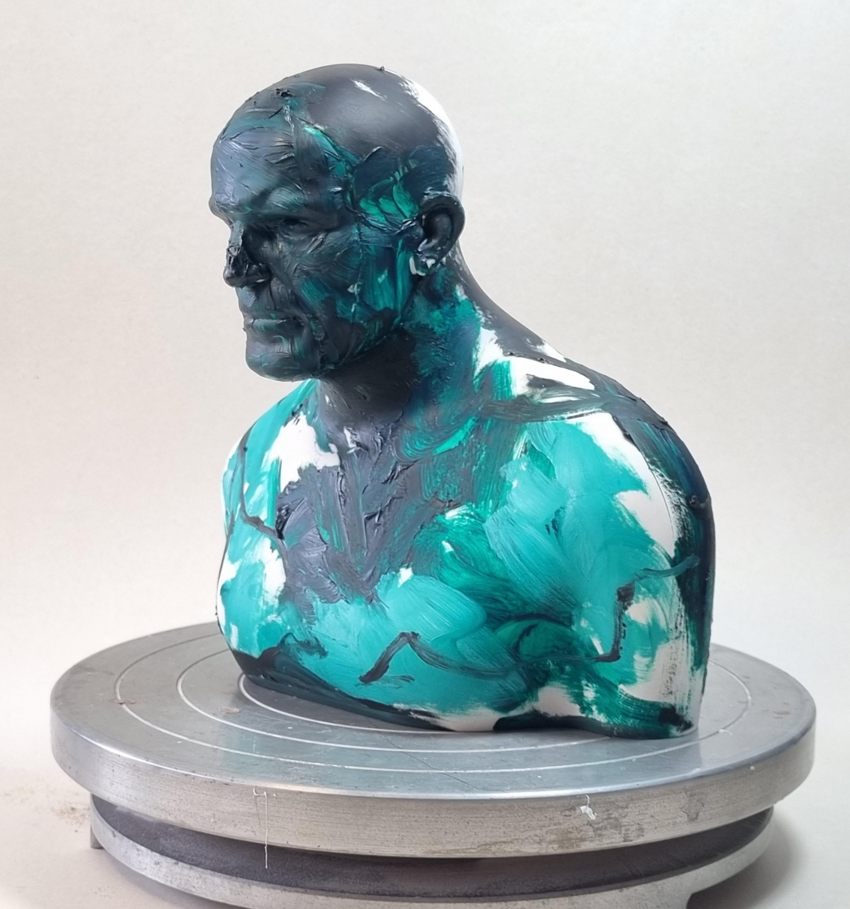 Grün  Schwimmer - Contemporary Handmade Acrylic Resin Sculpture, Männerportrait im Angebot 1