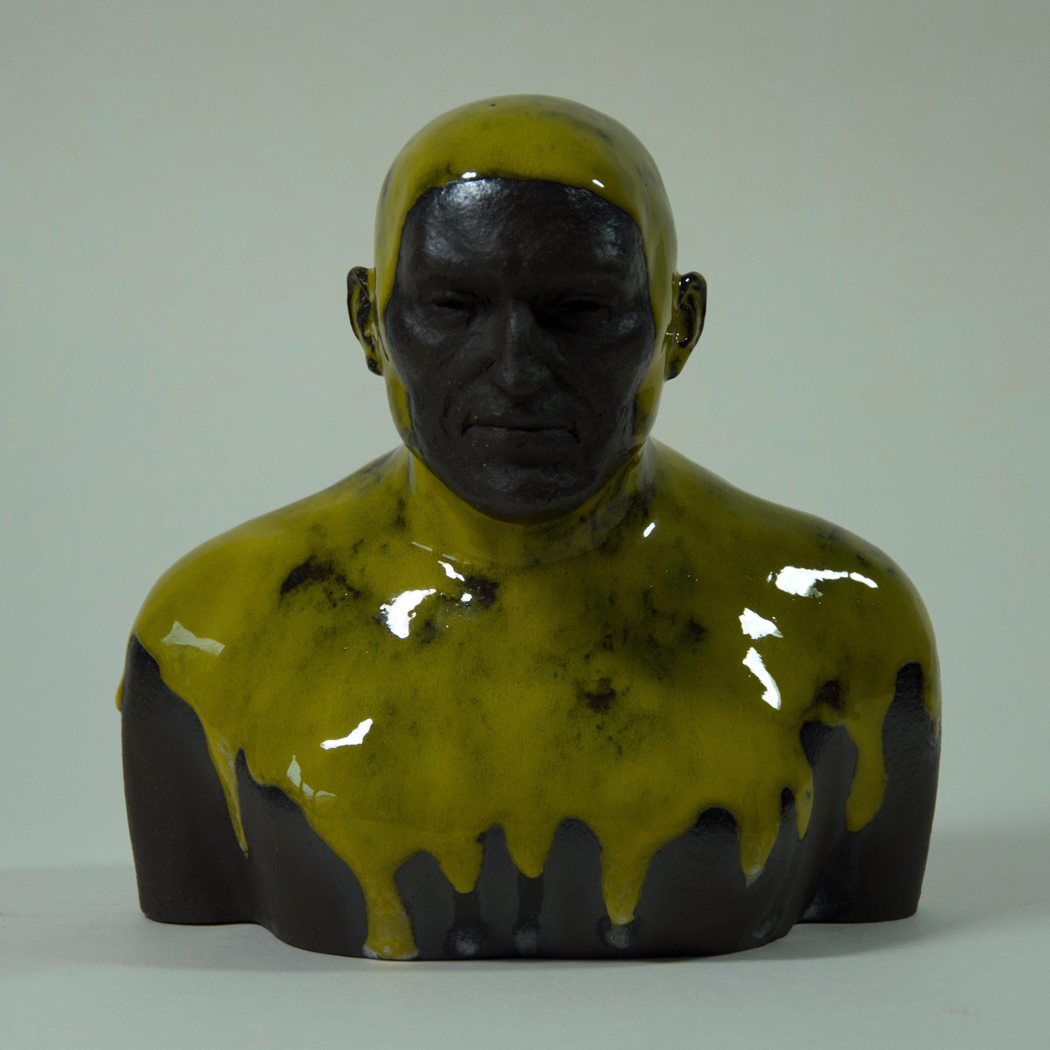 Lemon Swimmer - Zeitgenössische handgefertigte glasierte Keramik-Skulptur, Männerportrait – Sculpture von Tomasz Bielak