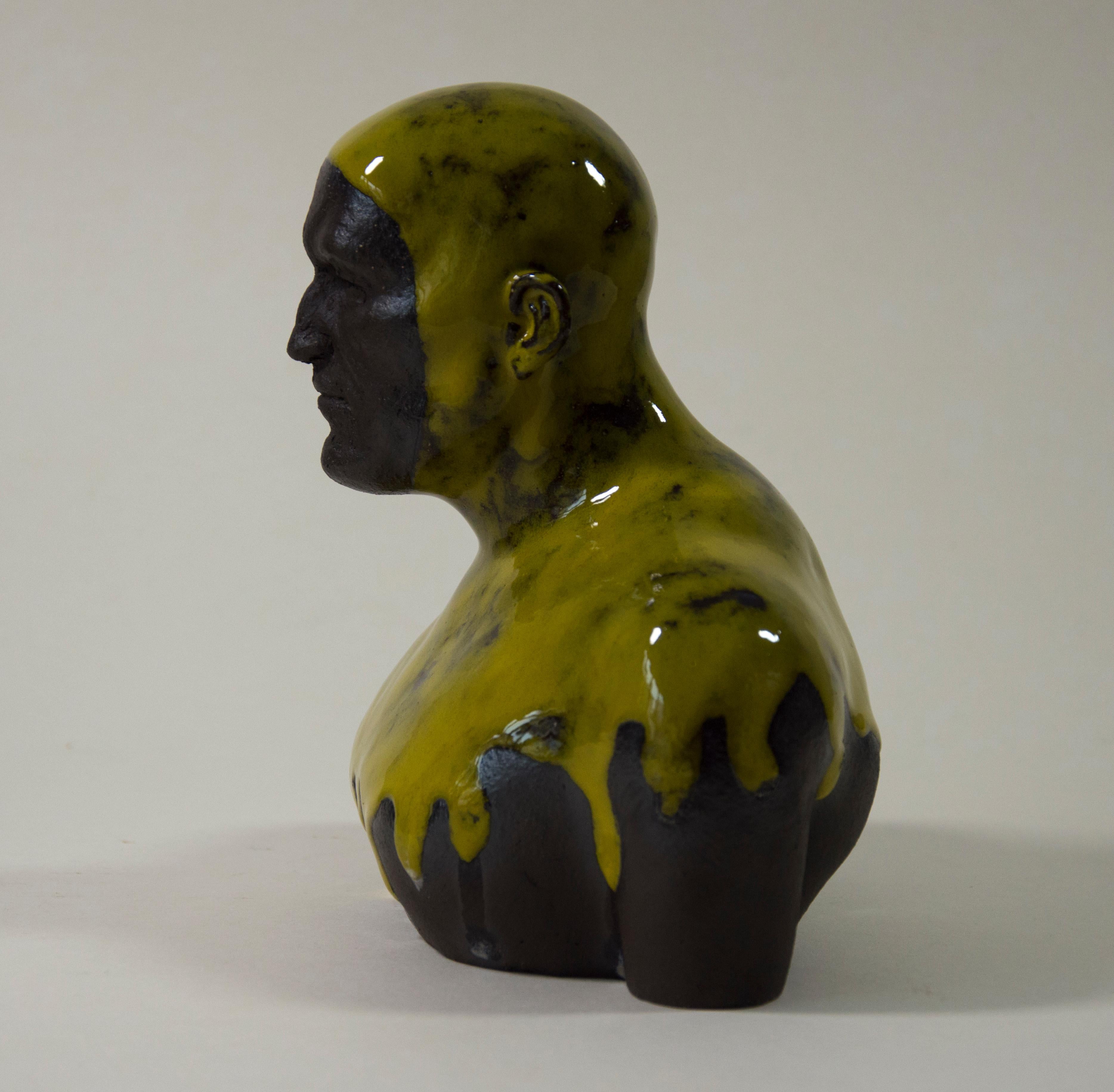 Lemon Swimmer - Zeitgenössische handgefertigte glasierte Keramik-Skulptur, Männerportrait im Angebot 1
