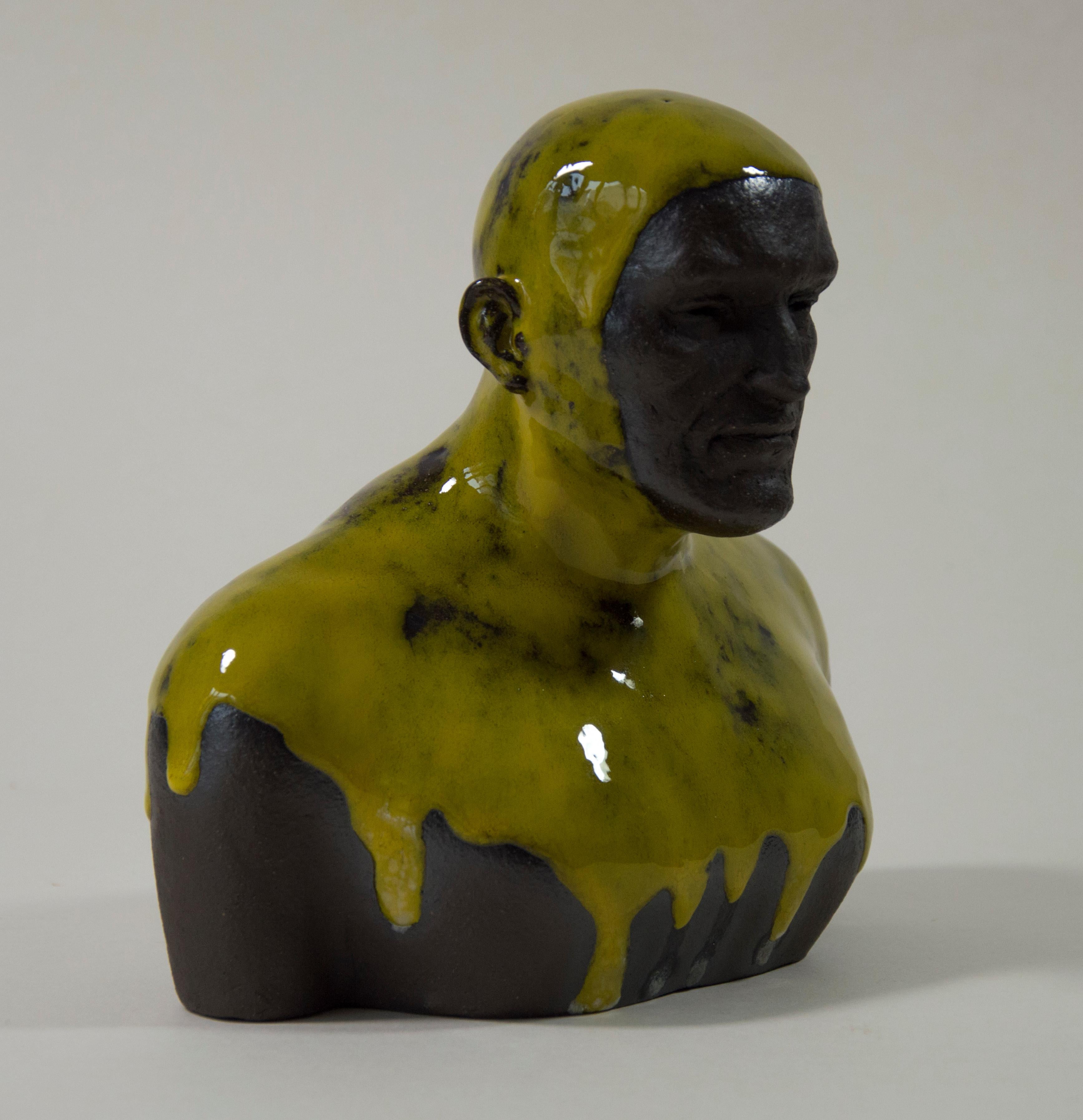 Lemon Swimmer - Zeitgenössische handgefertigte glasierte Keramik-Skulptur, Männerportrait im Angebot 2