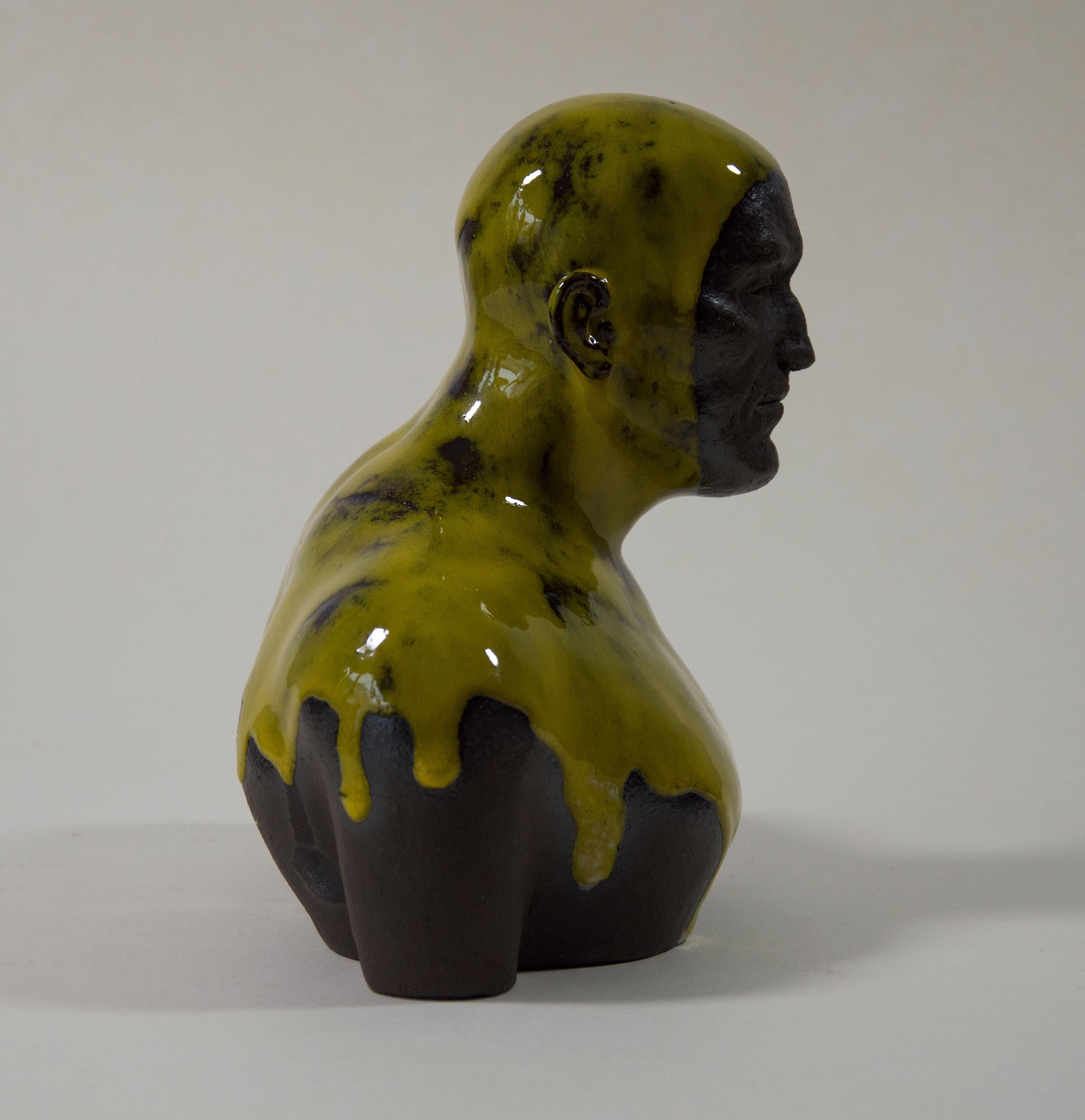 Lemon Swimmer - Zeitgenössische handgefertigte glasierte Keramik-Skulptur, Männerportrait im Angebot 3