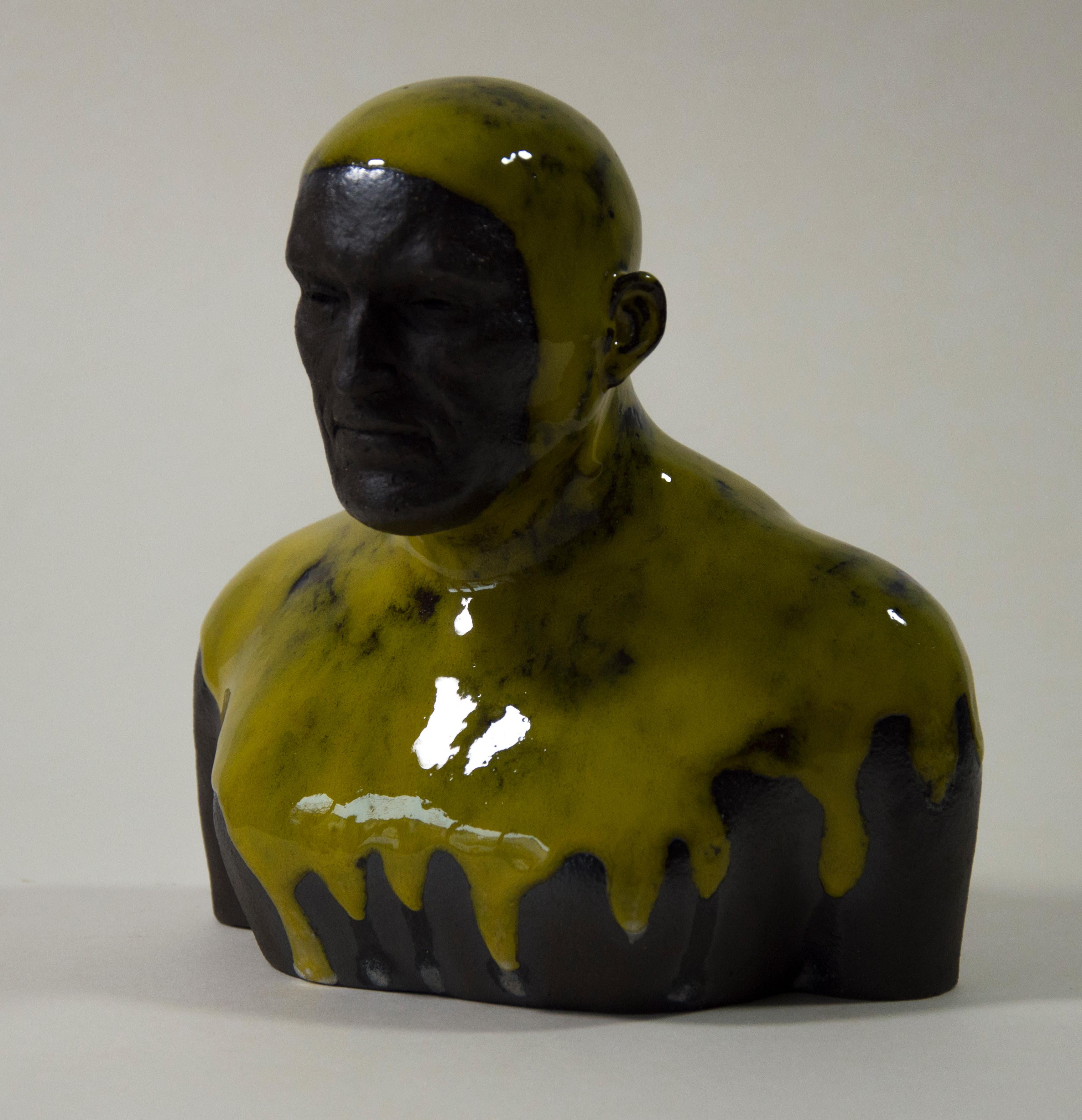 Tomasz Bielak Nude Sculpture – Lemon Swimmer - Zeitgenössische handgefertigte glasierte Keramik-Skulptur, Männerportrait