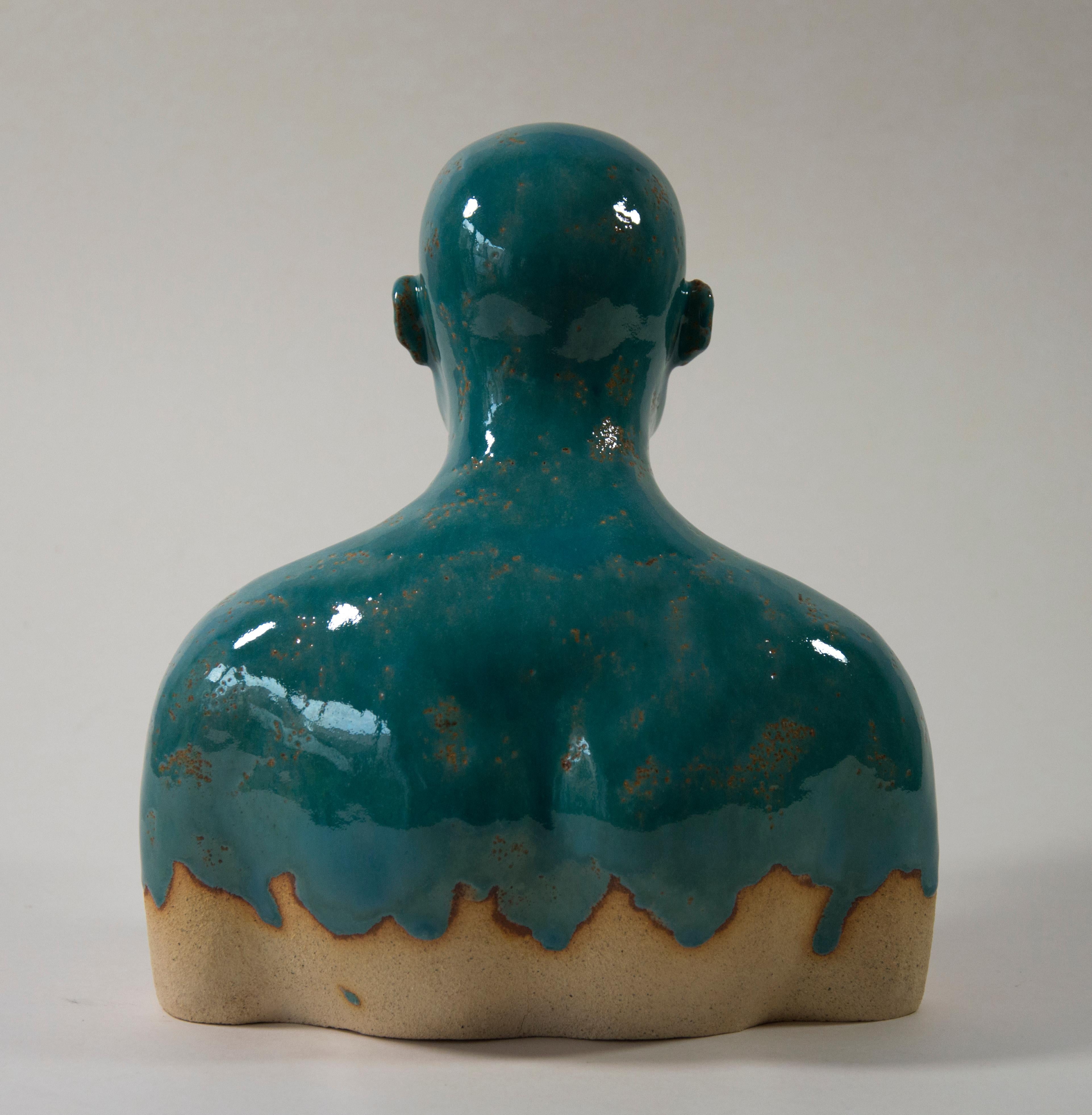 Turquoise  Nageur - Sculpture contemporaine en céramique émaillée faite à la main , Portrait - Gris Figurative Sculpture par Tomasz Bielak