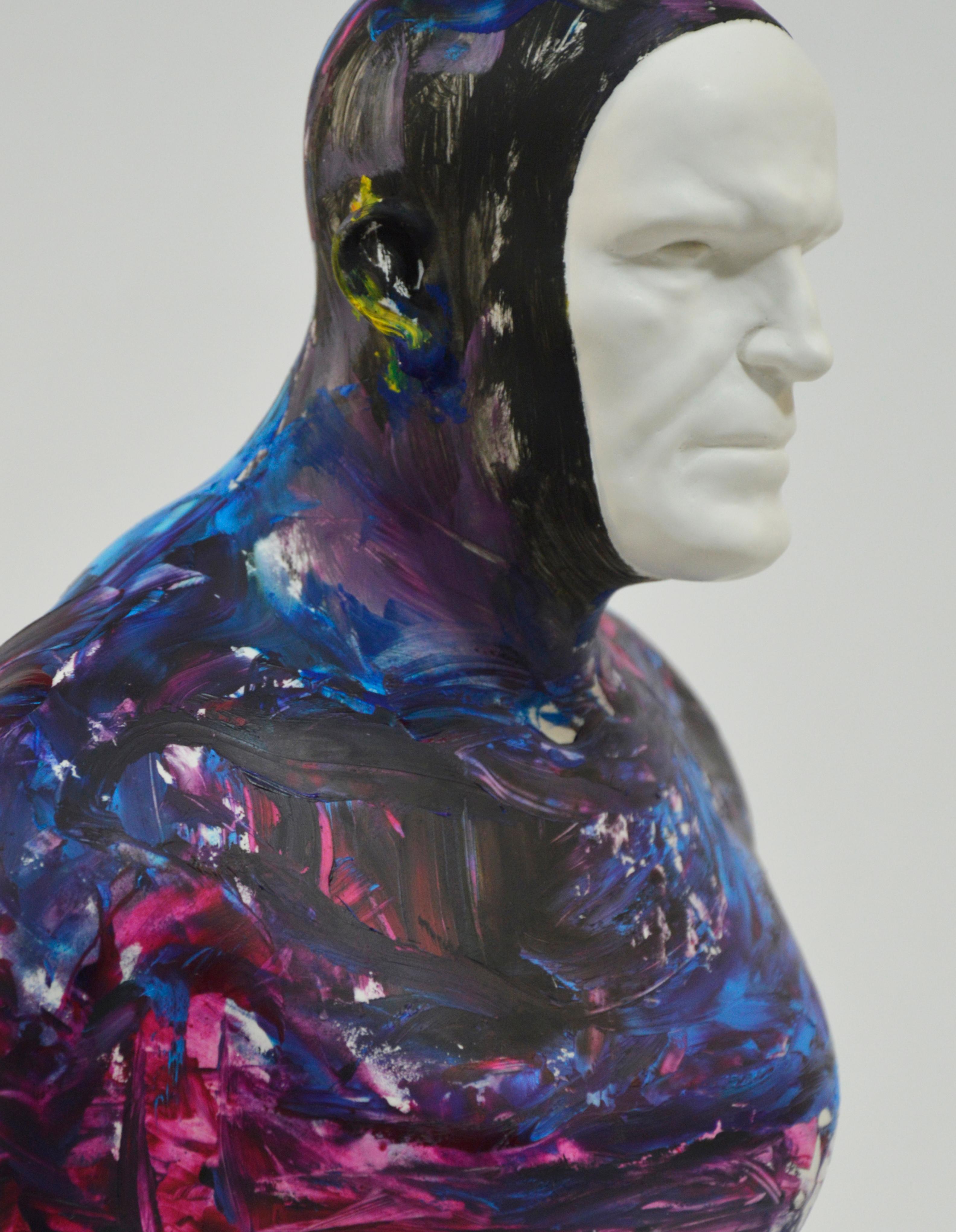 Violett  Schwimmer - Contemporary Handmade Acrylic Resin Sculpture, Männerportrait im Angebot 8