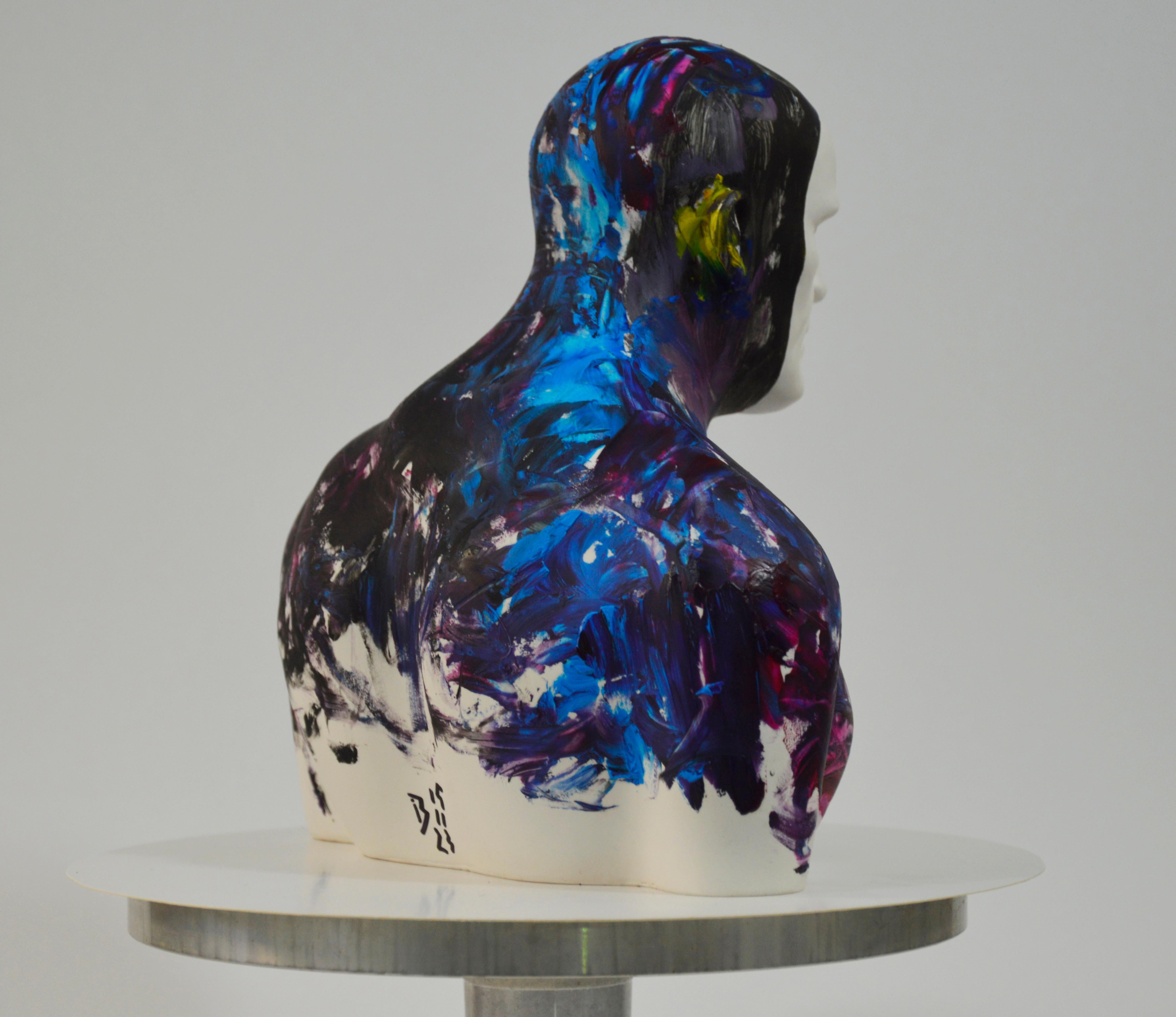 Violett  Schwimmer - Contemporary Handmade Acrylic Resin Sculpture, Männerportrait im Angebot 4