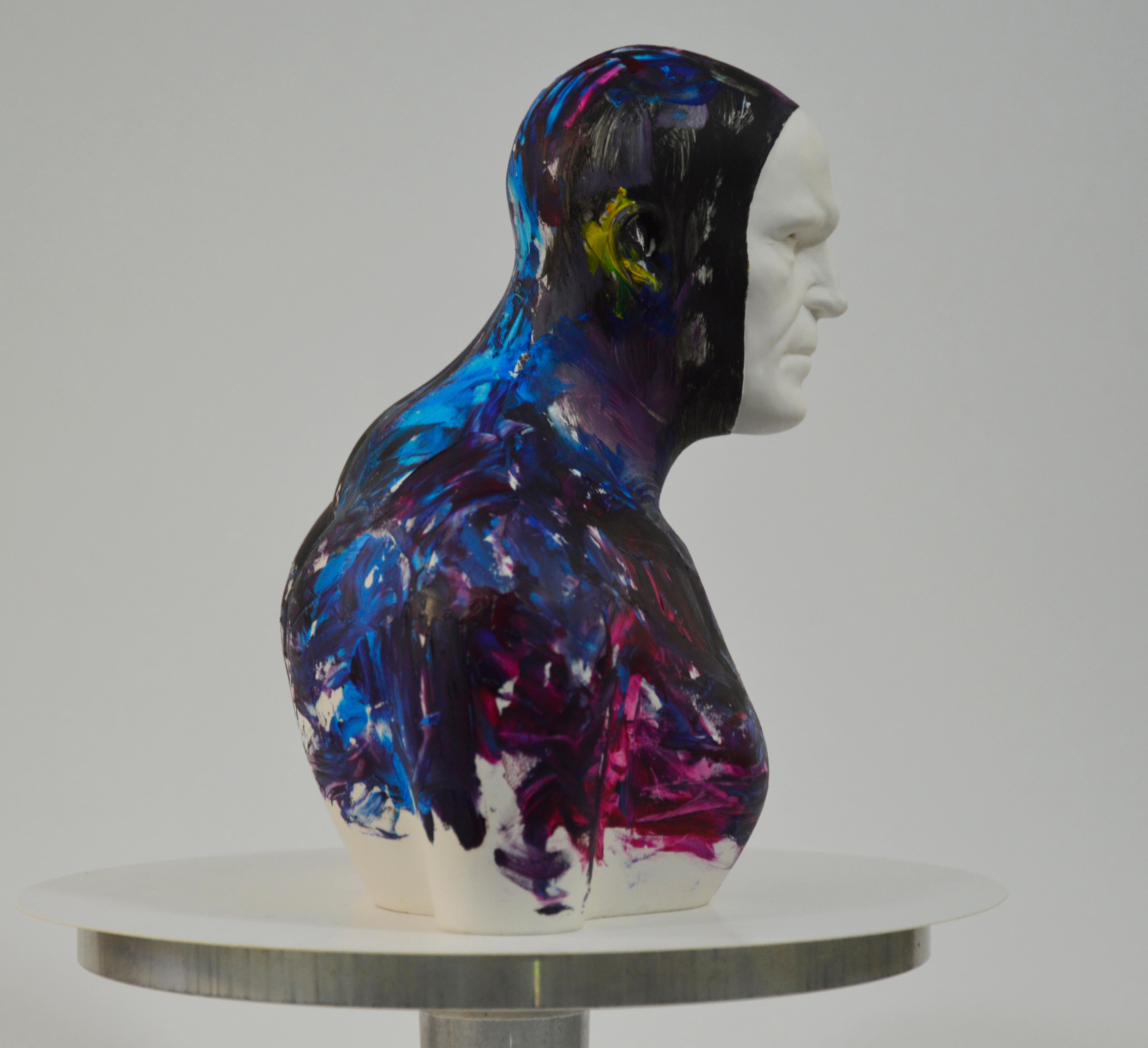 Violett  Schwimmer - Contemporary Handmade Acrylic Resin Sculpture, Männerportrait im Angebot 5